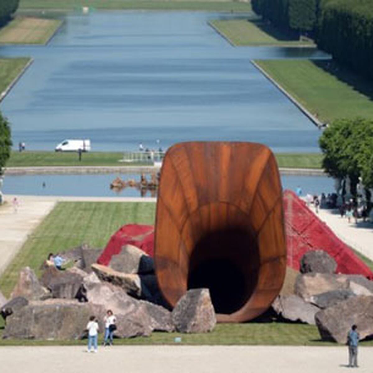 Vuelven A Vandalizar La Vagina De La Reina De Kapoor En Versalles