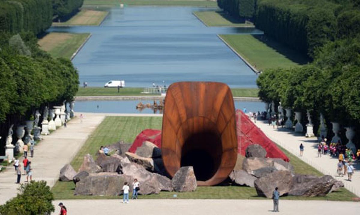 Vuelven A Vandalizar La Vagina De La Reina De Kapoor En Versalles