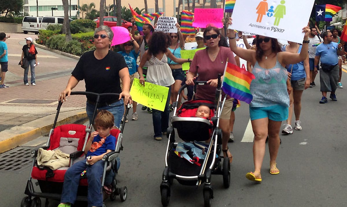 Pareja Lesbiana Celebra La Vida De Hijo En Parada De Orgullo Gay