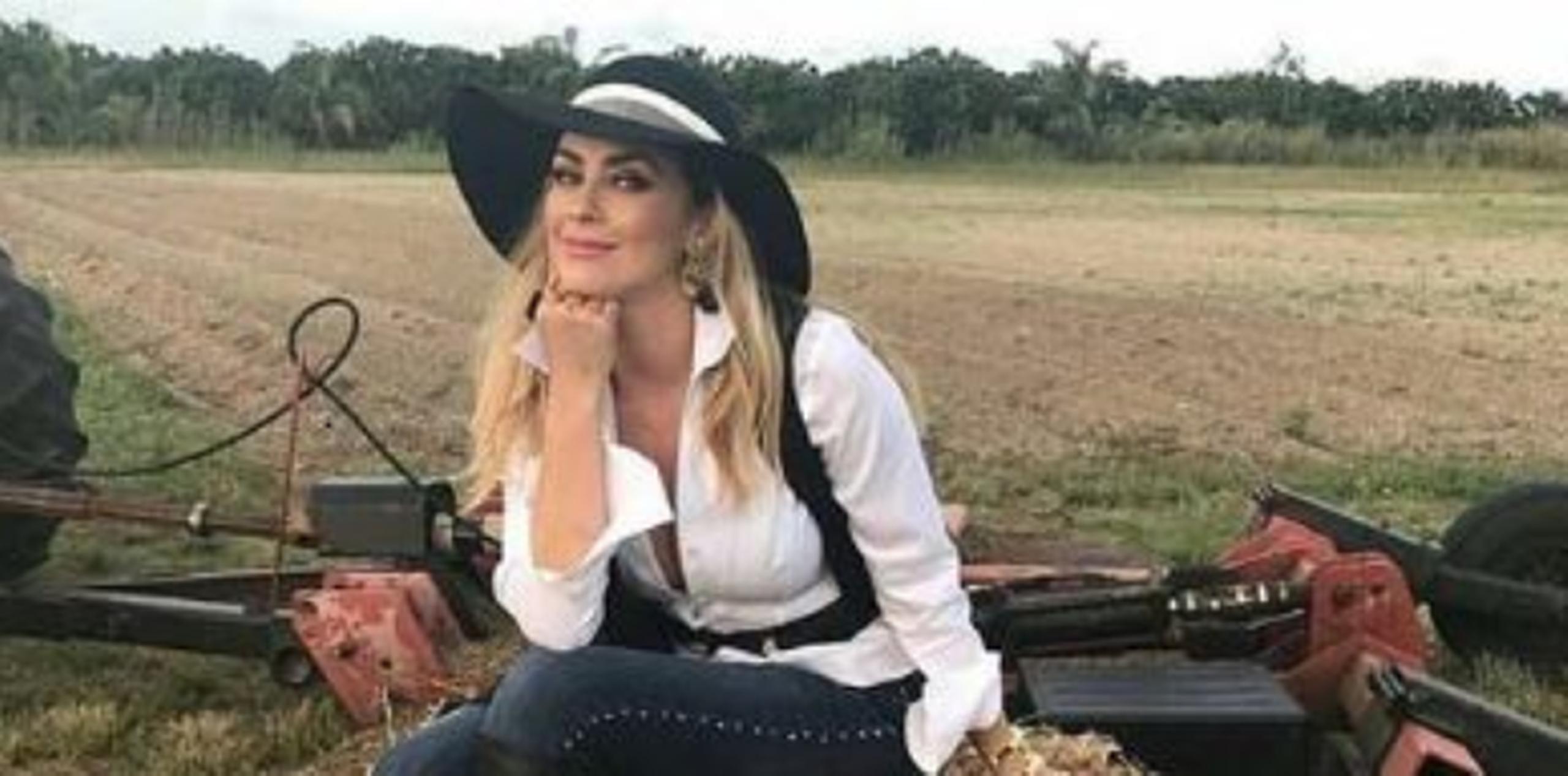 Aracely Arámbula se mueve en bikini al ritmo de X Primera Hora