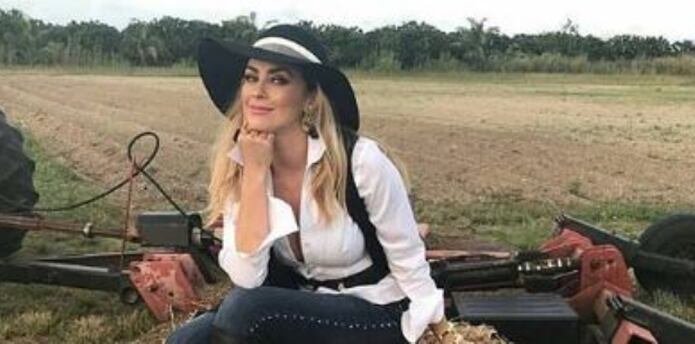 Aracely Arámbula se mueve en bikini al ritmo de X Primera Hora