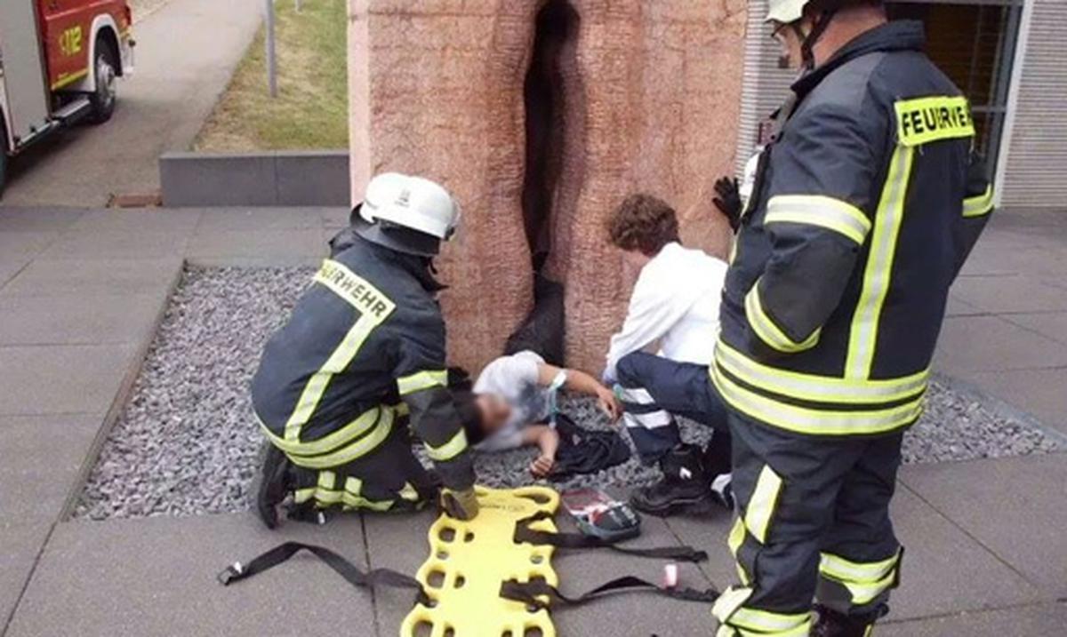 Alumno Queda Atrapado En Escultura De Una Vagina Primera Hora