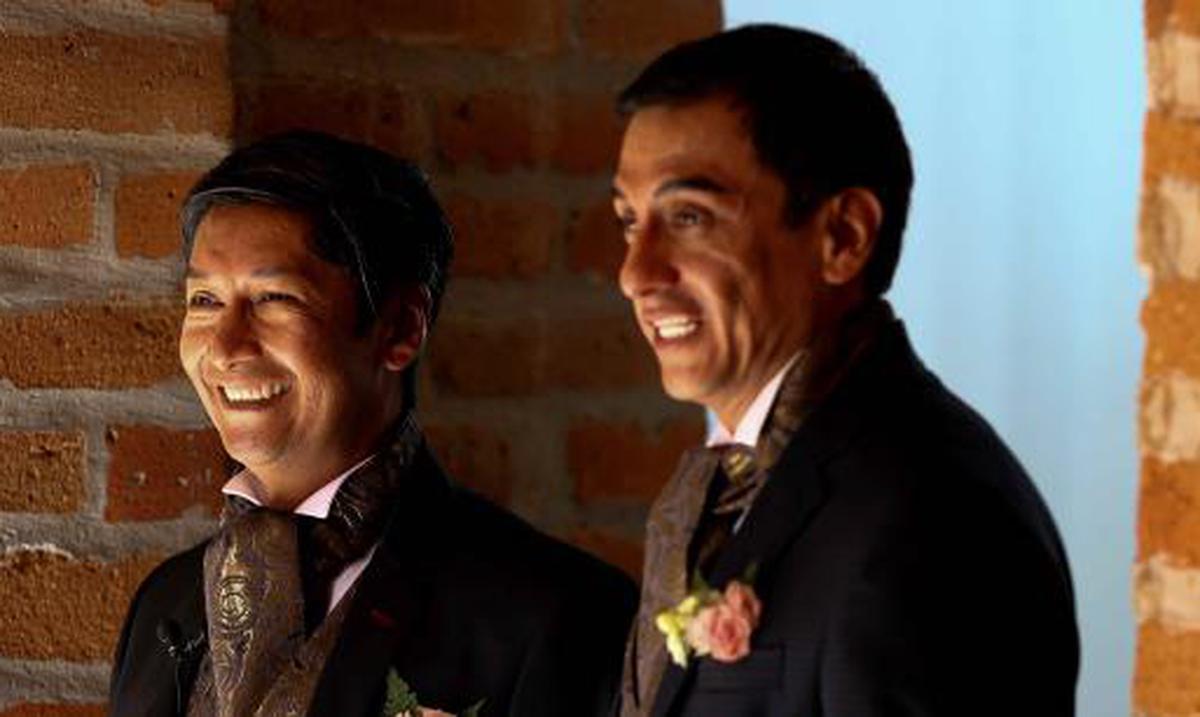 Un Apasionado Beso Sella El Matrimonio Y La Lucha De Una Pareja Gay En