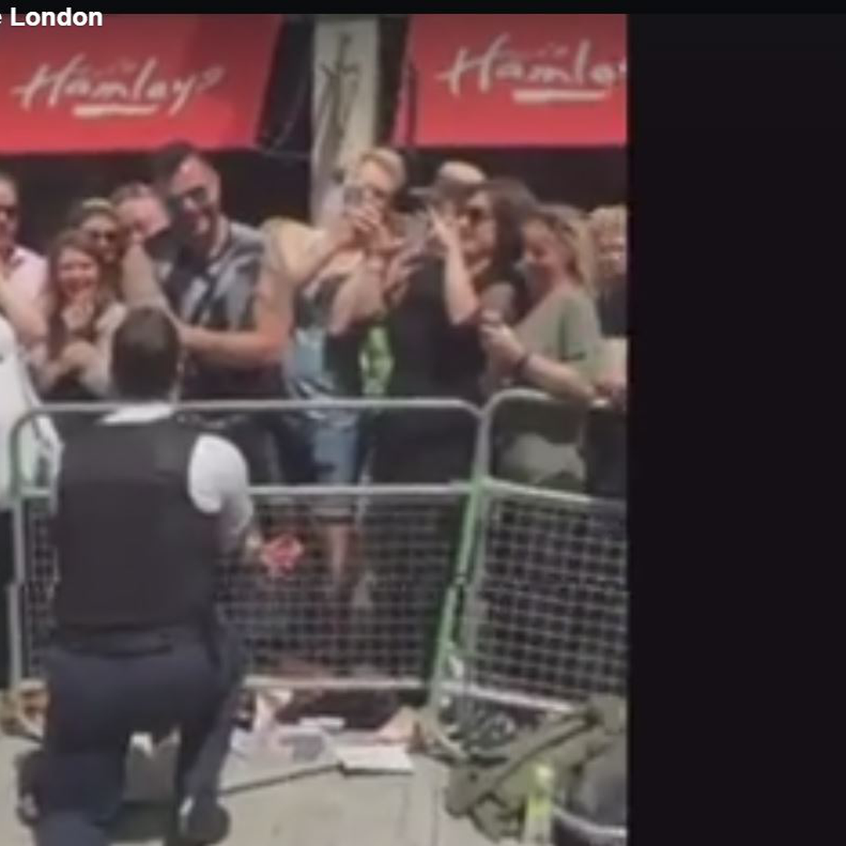 Policía rompe protocolo para pedirle matrimonio a su novio en parada gay Primera Hora