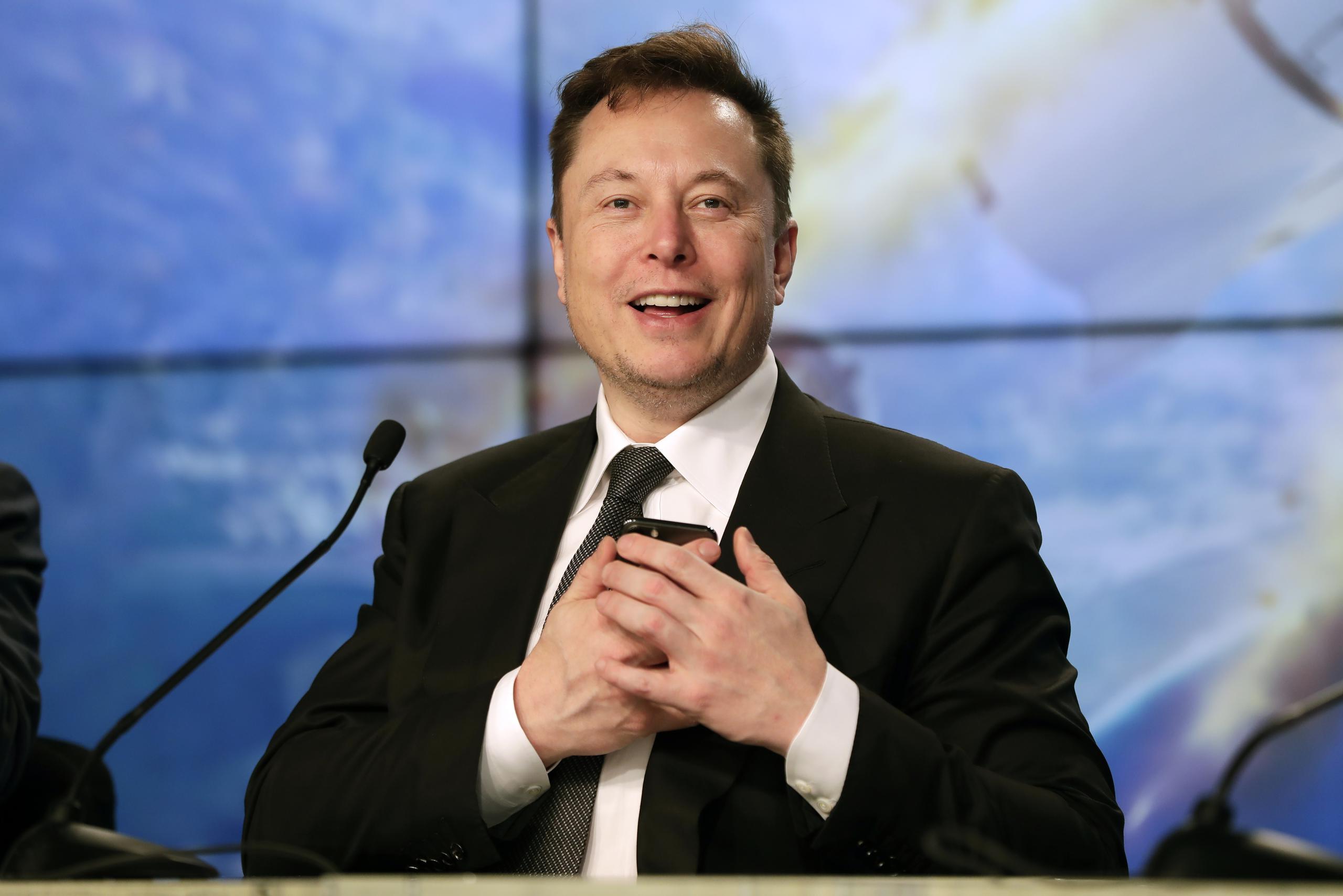 Elon Musk es el dueño de Tesla y SpaceX.
