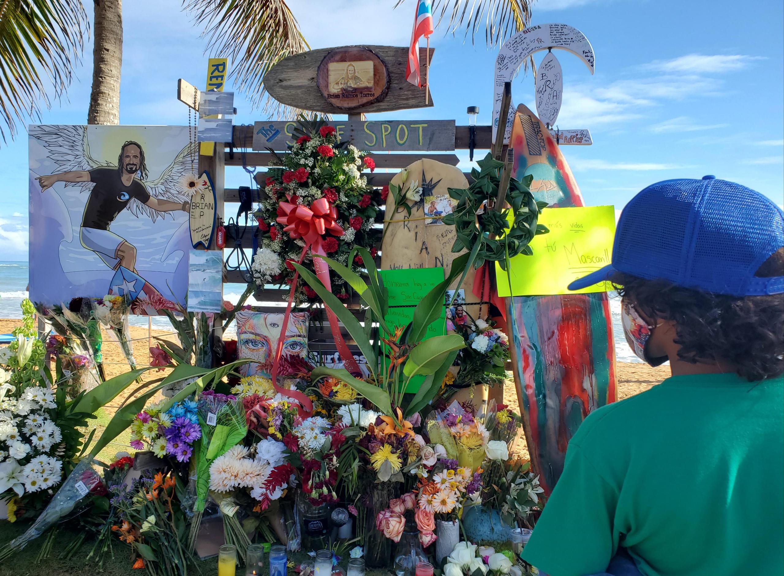 Un espacio conmemorativo fue ubicado justo donde yació el cuerpo de Brian Ramos.