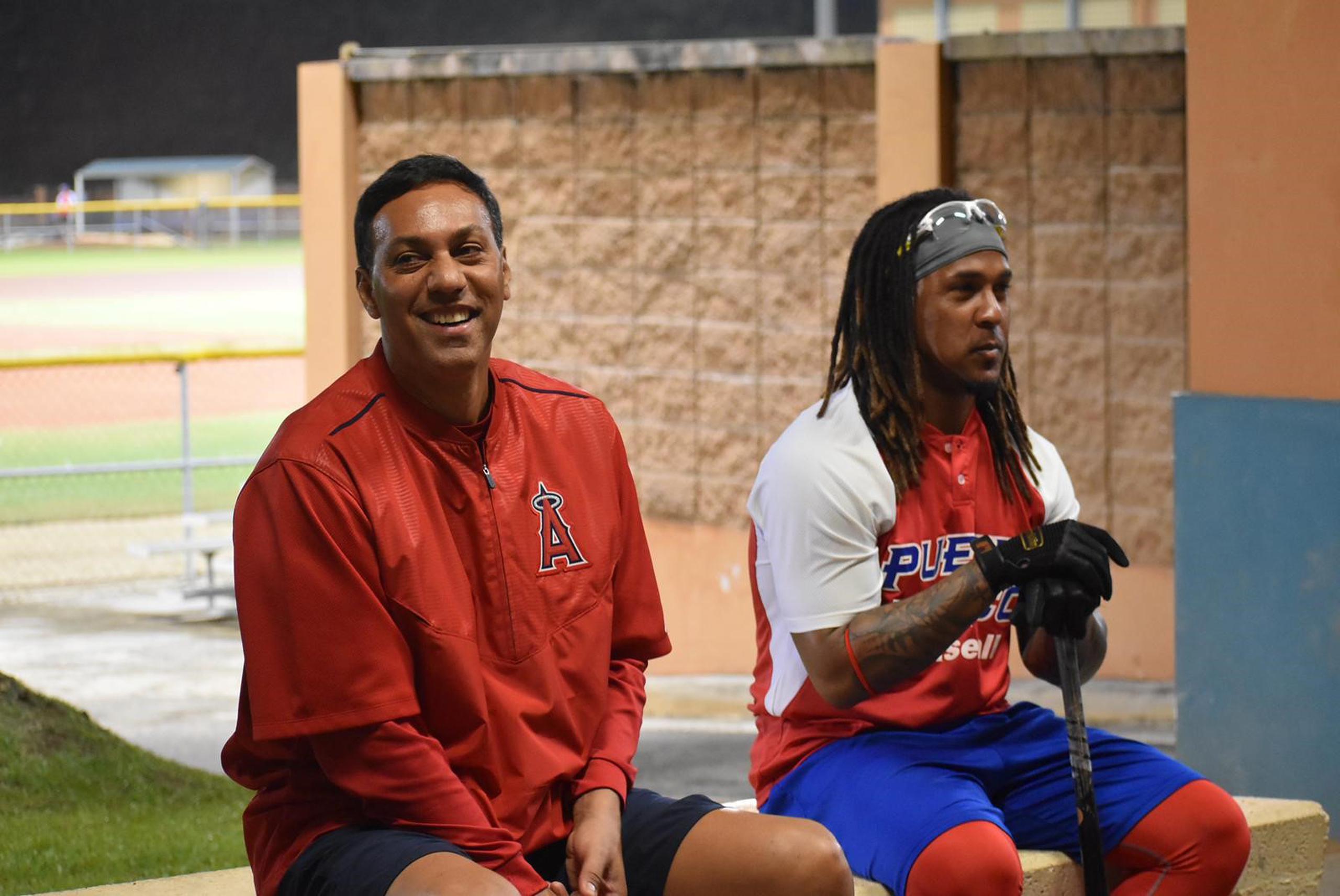 El dirigente del equipo de Puerto Rico Juan 'Igor' González y el campocorto Ozzie Martínez.