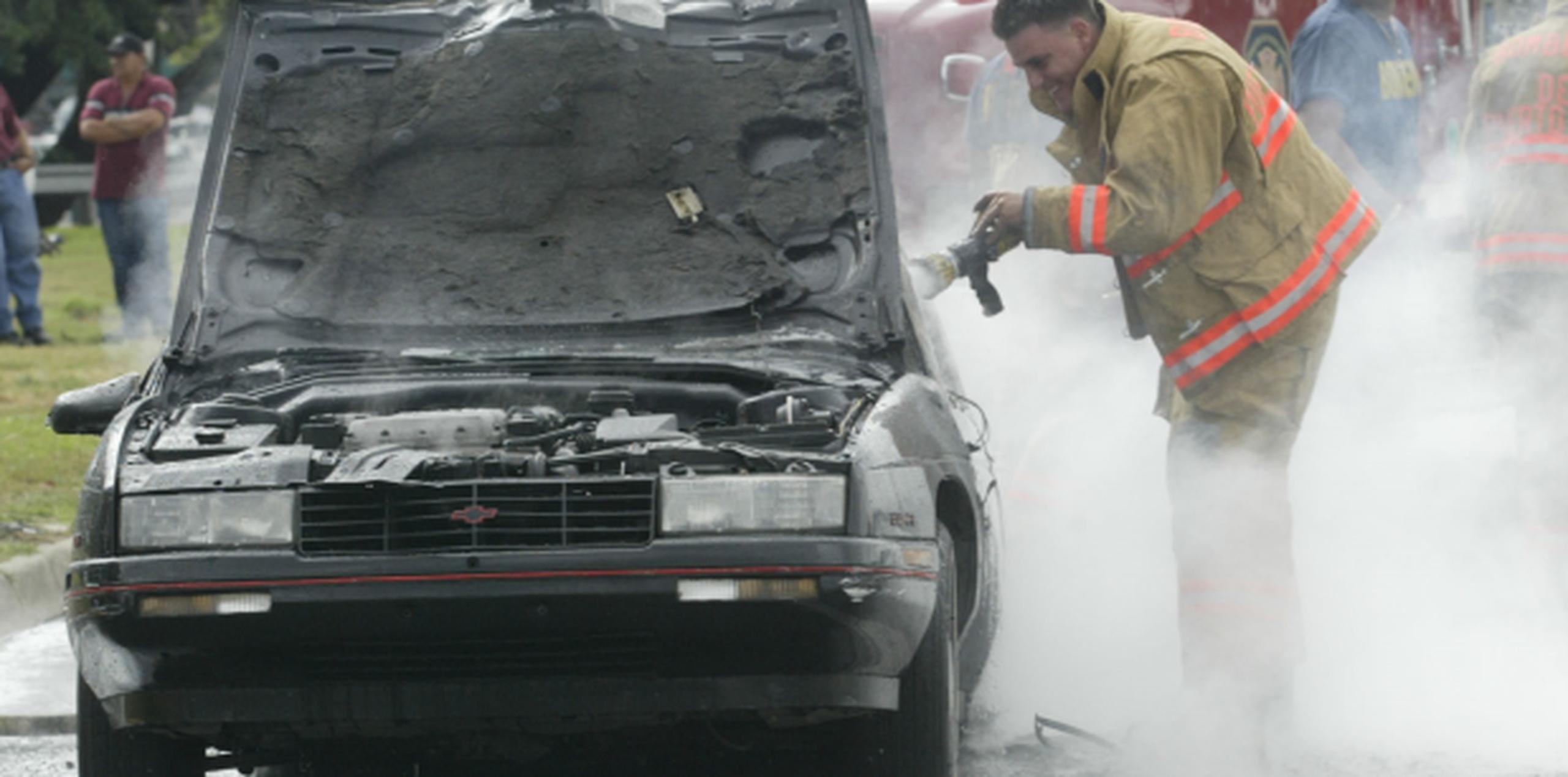 En caso de que tu carro se prenda en fuego, llama al 9-1-1 y por nada del mundo trates de apagar el incendio. (Archivo)