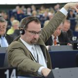 Ex eurodiputado húngaro que participó en orgía a pesar del COVID-19 renuncia a inmunidad 