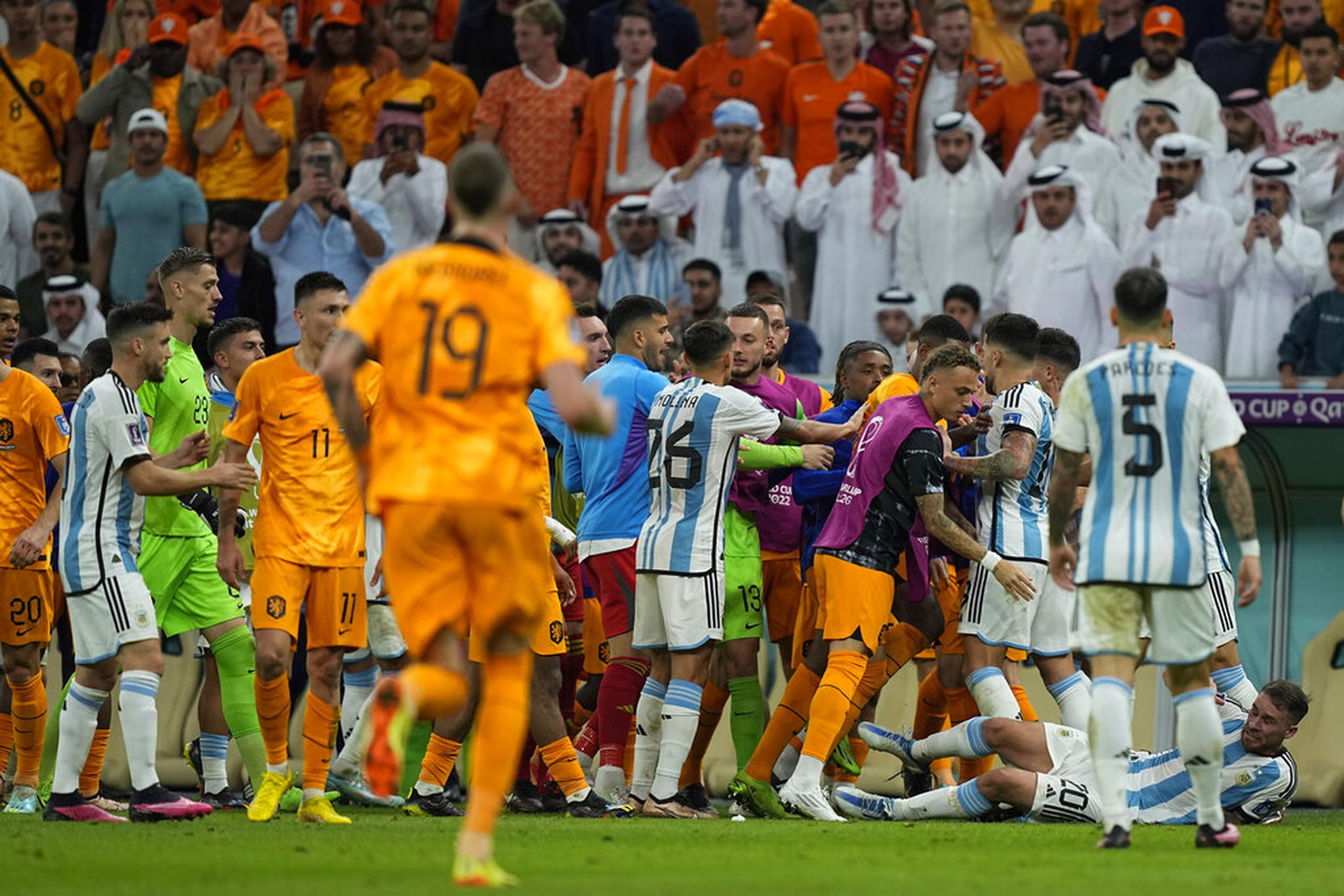 Los jugadores de Holanda y Argentina discuten durante el partido por los cuartos de final del Mundial.