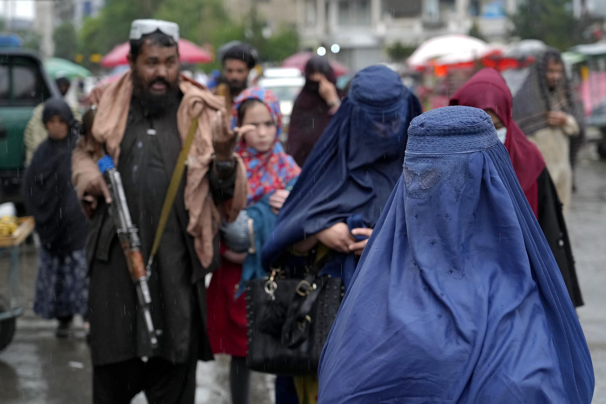 Después de tomar el poder por segunda vez, el Talibán ha limitado los derechos y libertades, y prohibido la educación de las mujeres más allá del sexto grado.
