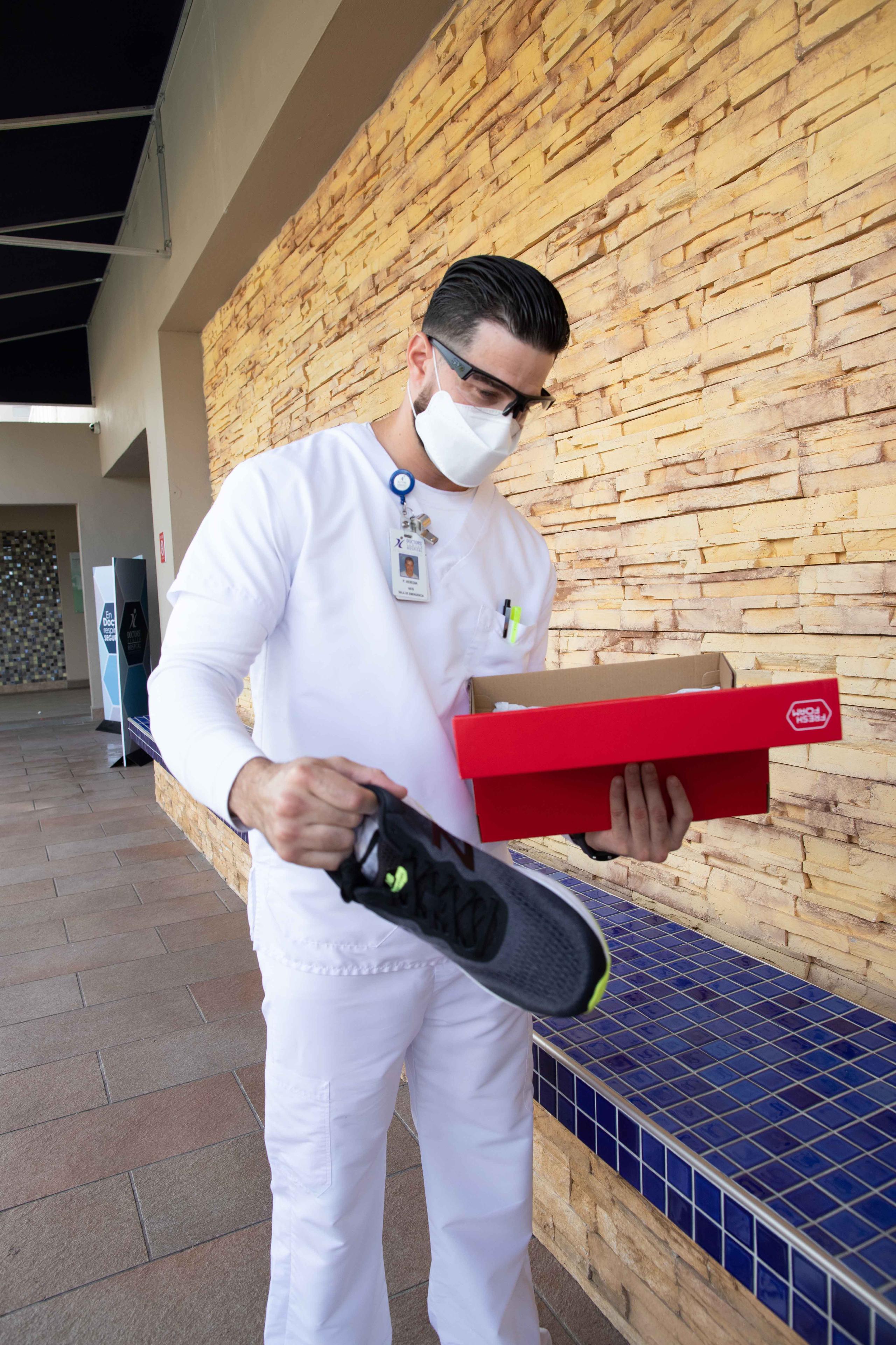 El personal que sirve como primera línea de defensa ante el COVID-19 en los hospitales Doctors' de San Juan, Bayamón, Manatí y Carolina, recibieron zapatillas de parte de Francisco Lindor.