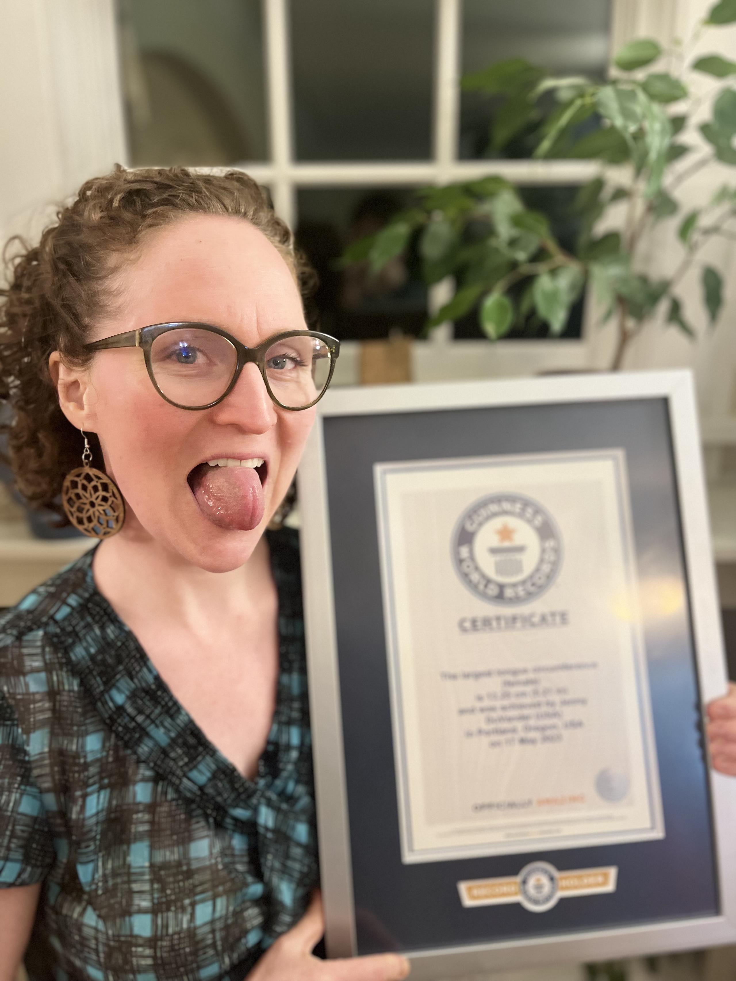 Cuando se le preguntó a Jenny cuál es la mejor parte de tener la circunferencia de la lengua más grande (femenina), respondió: “Bueno, ahora es ser recordista oficial de Guinness World Records”.