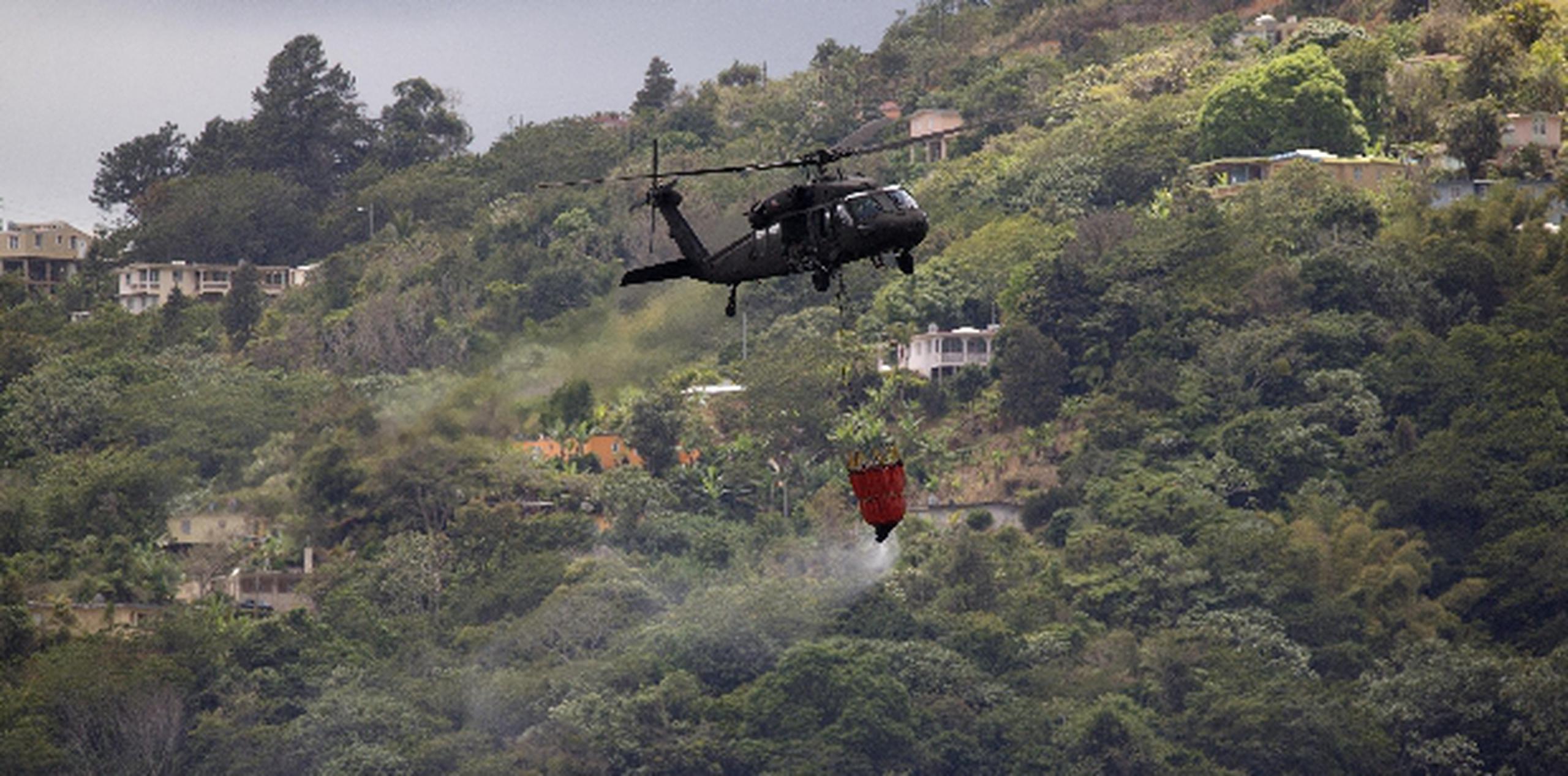 Un helicóptero sobrevoló el área para echar agua durante el proceso de control del incendio. (jorge.ramirez@gfrmedia.com)