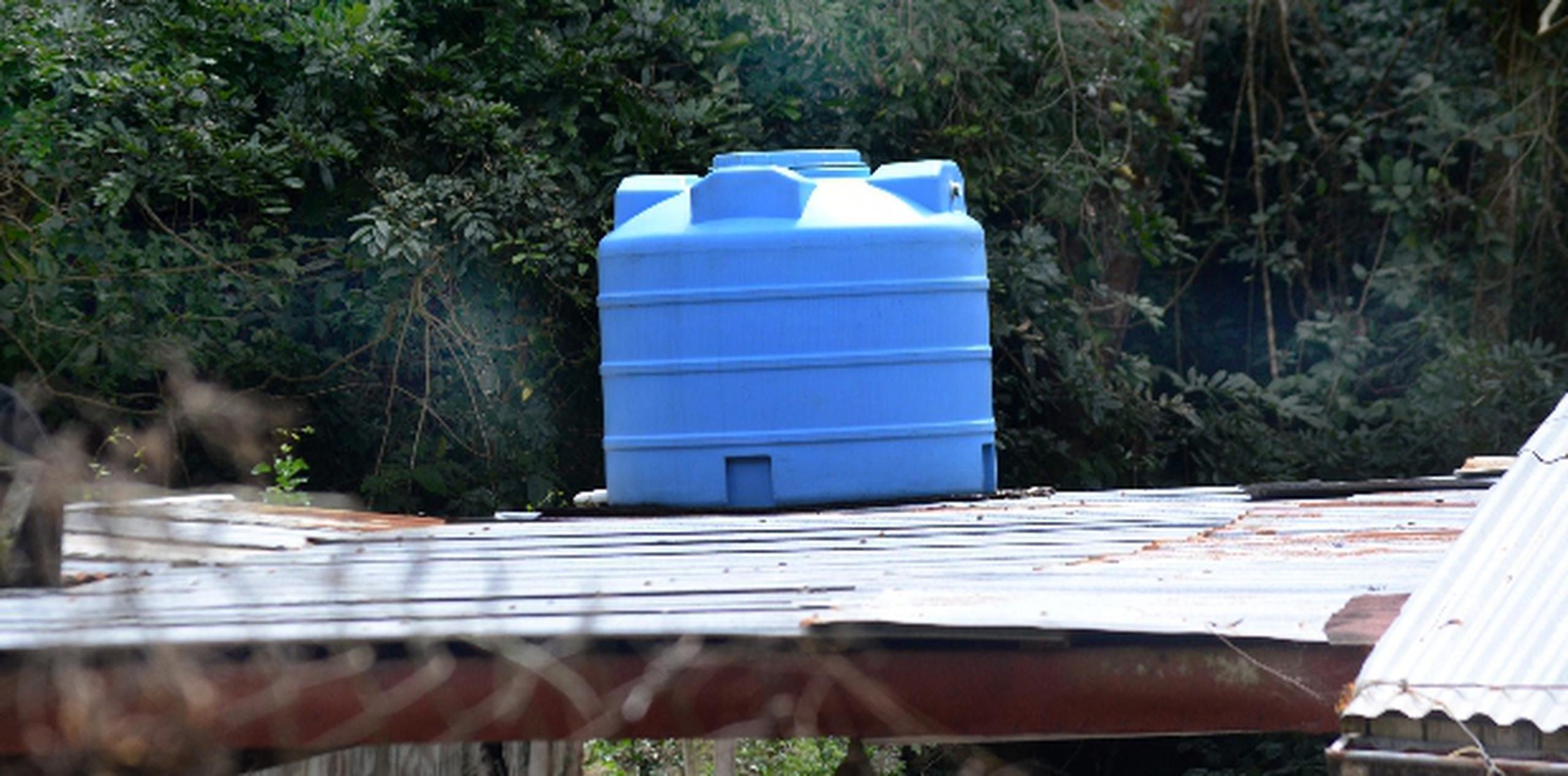 Tanque de agua del que se suplen los vecinos del sector Pastillo Tibes en la Ciudad Señorial. (Para Primera Hora / Edgar Vázquez Colón)