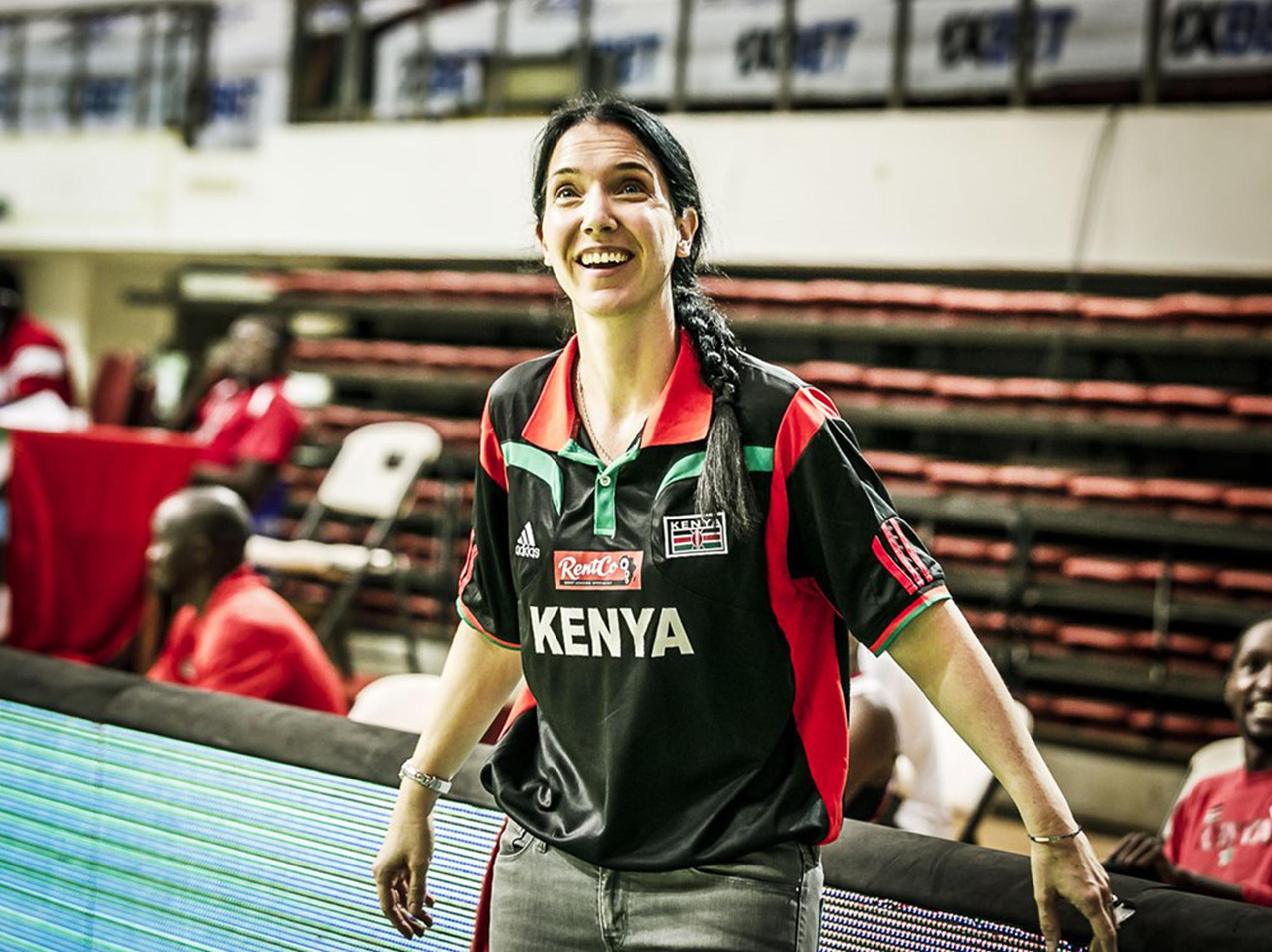 La australiana Liz Mills hizo historia al clasificar a Kenya al AfroBasket y ser la primera mujer en llevar a una selección nacional masculina a un torneo continental mayor.