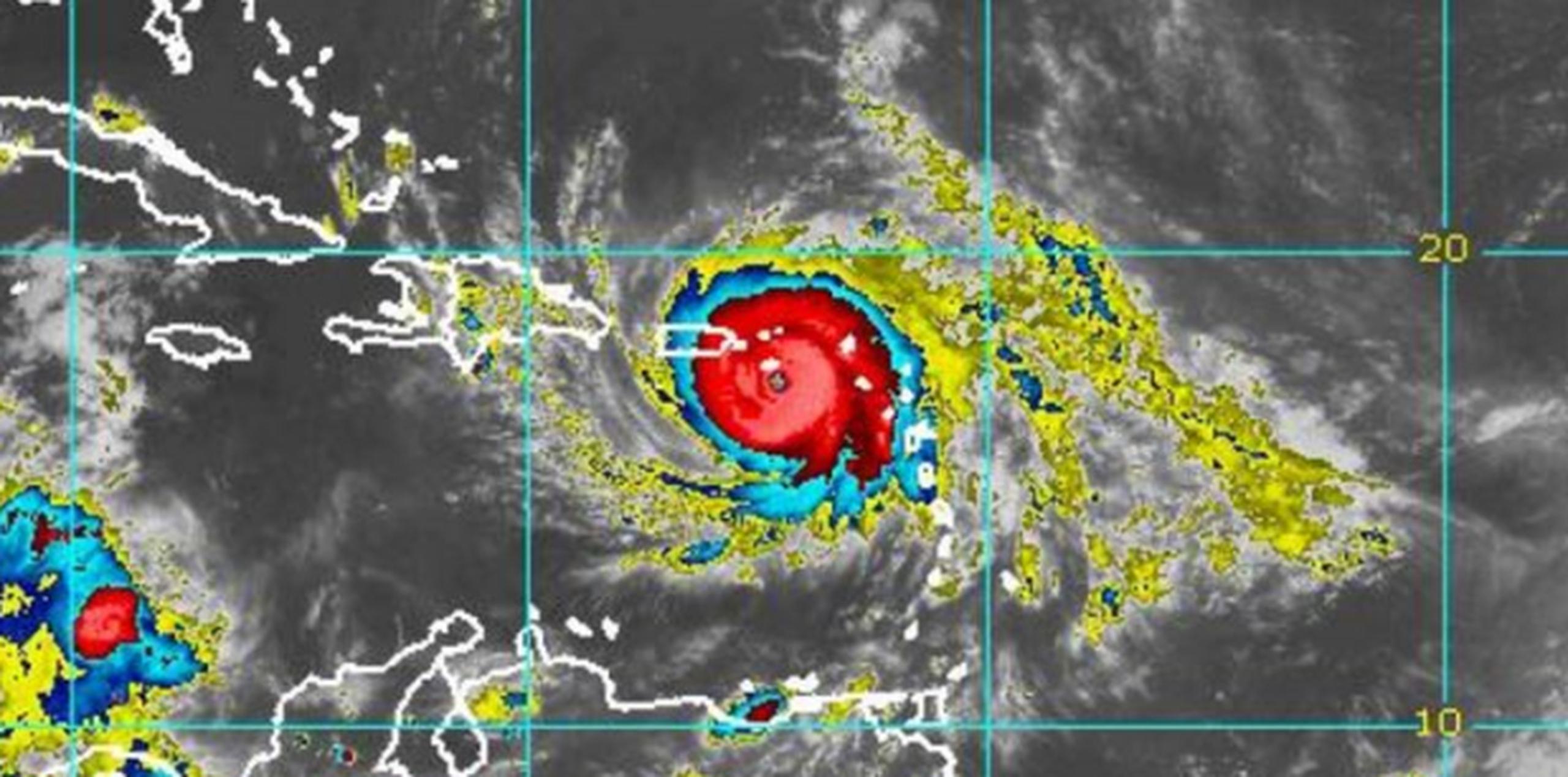 Se espera que el sistema siga su rumbo al oeste-noroeste en las próximas horas y entre por alguna parte del sureste de Puerto Rico como un huracán categoría 5. (NOAA)