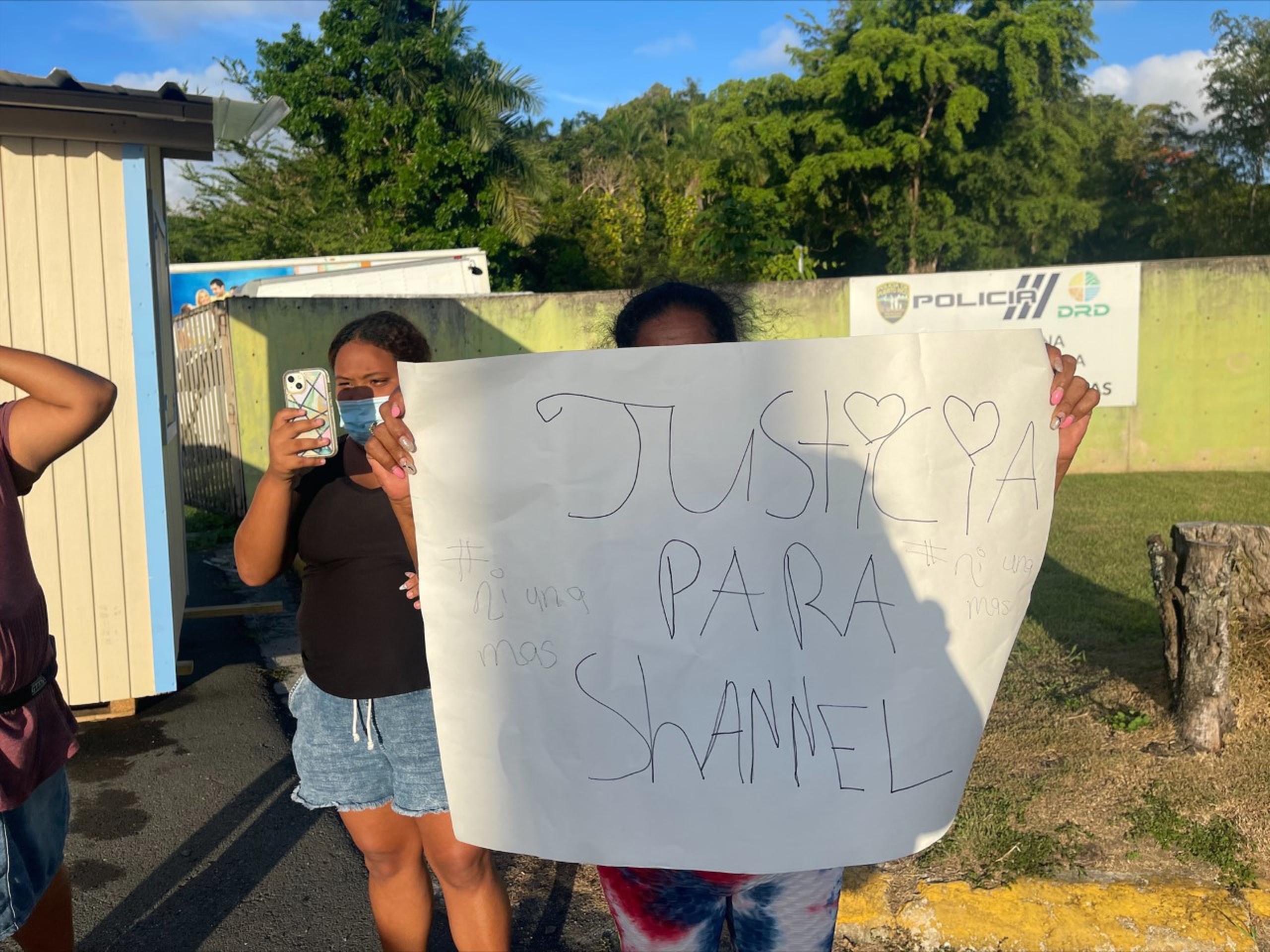 La familia de Shannel Colón Ponce se manifestó frente al complejo carcelario reclamando que se revelen las grabaciones del momento en que la mujer falleció.
