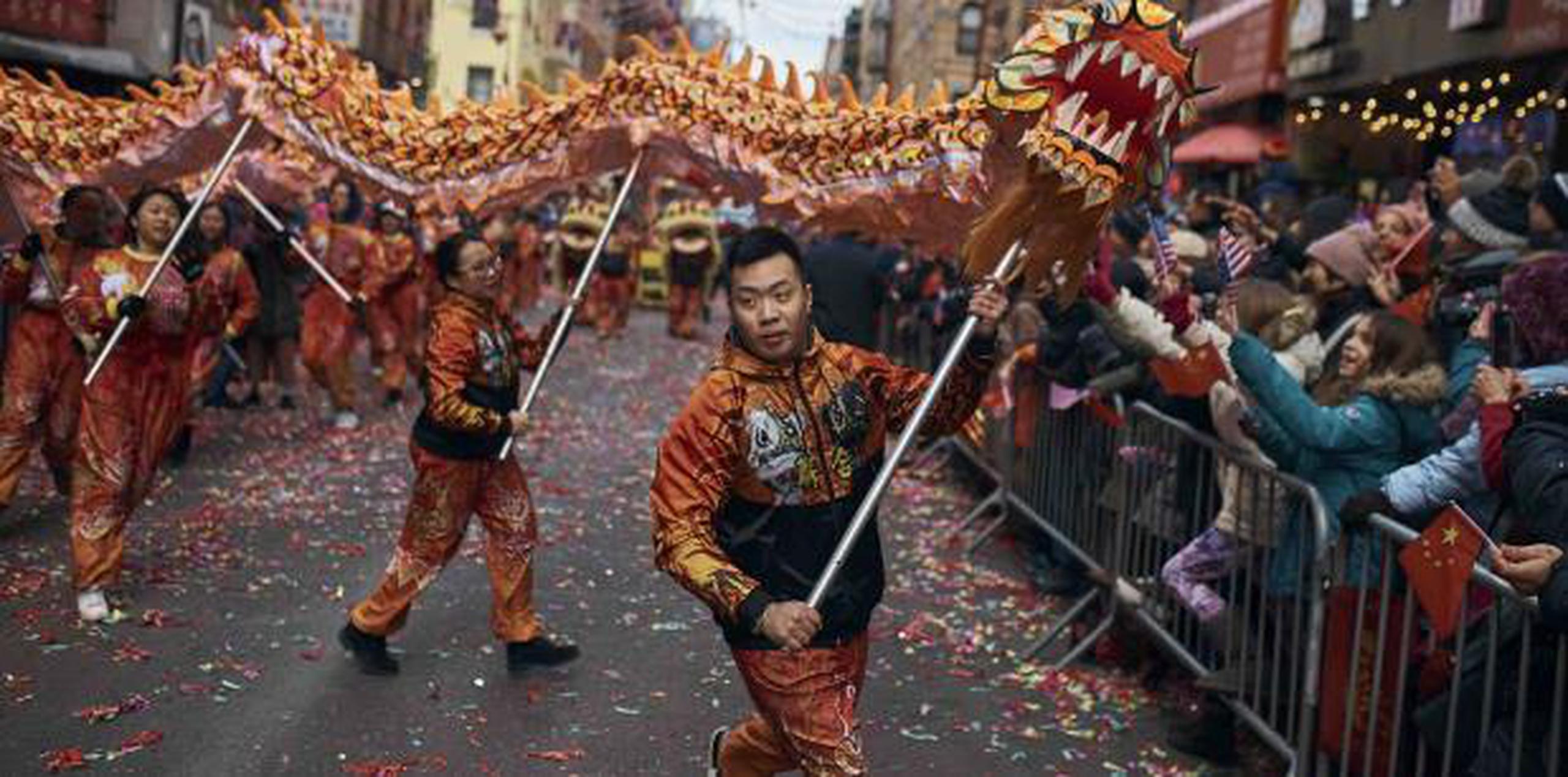Toda una serie de celebraciones despiden la festividad más importante del año en China, todavía repleta de supersticiones y ritos religiosos pese a la creciente modernización del gigante asiático.  (AP)

