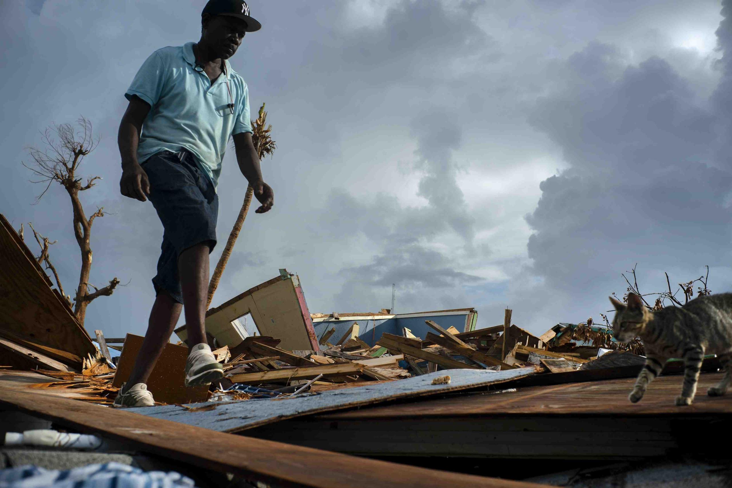 Jesner Merxius, un inmigrante haitiano, entre los escombros dejados por Dorian en Ábaco. (AP / Ramón Espinosa)