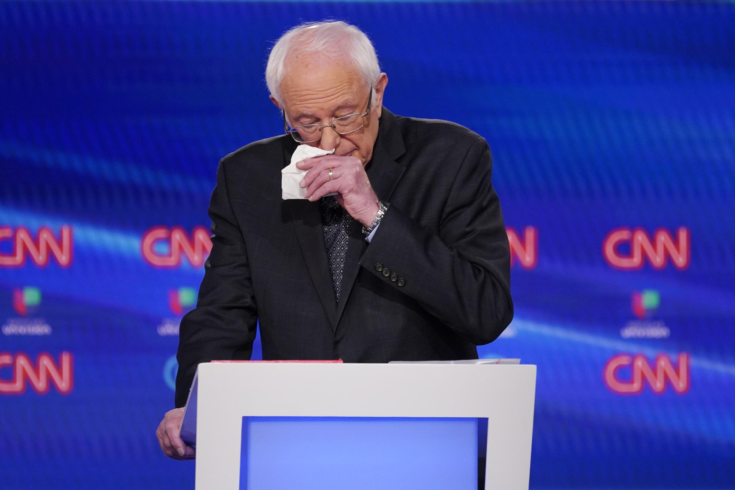 Sanders se limpia la nariz durante el debate en los estudios de CNN.
