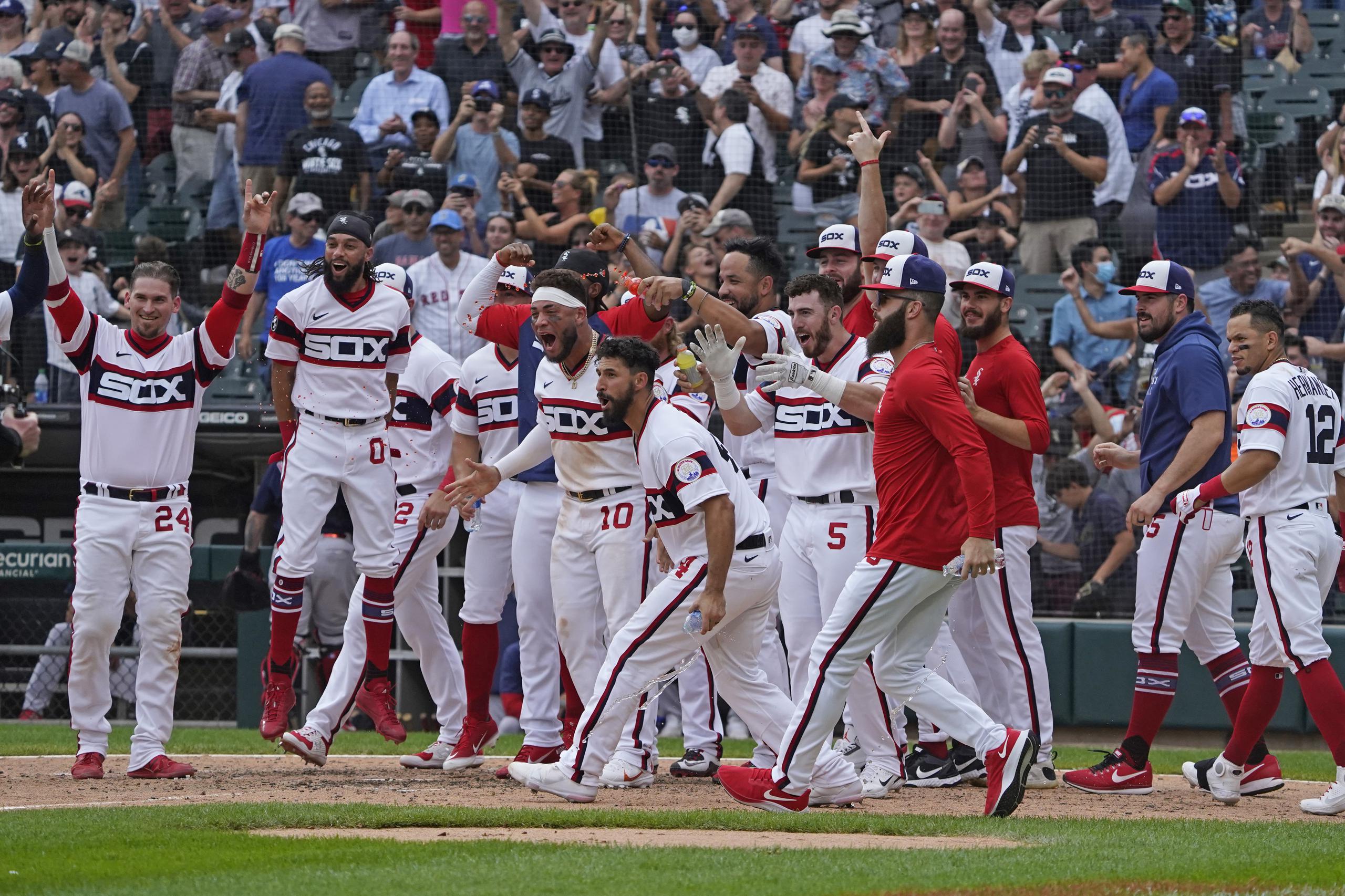 La novena de los White Sox esperan en el plato de Leury García  para celebrar la victoria.