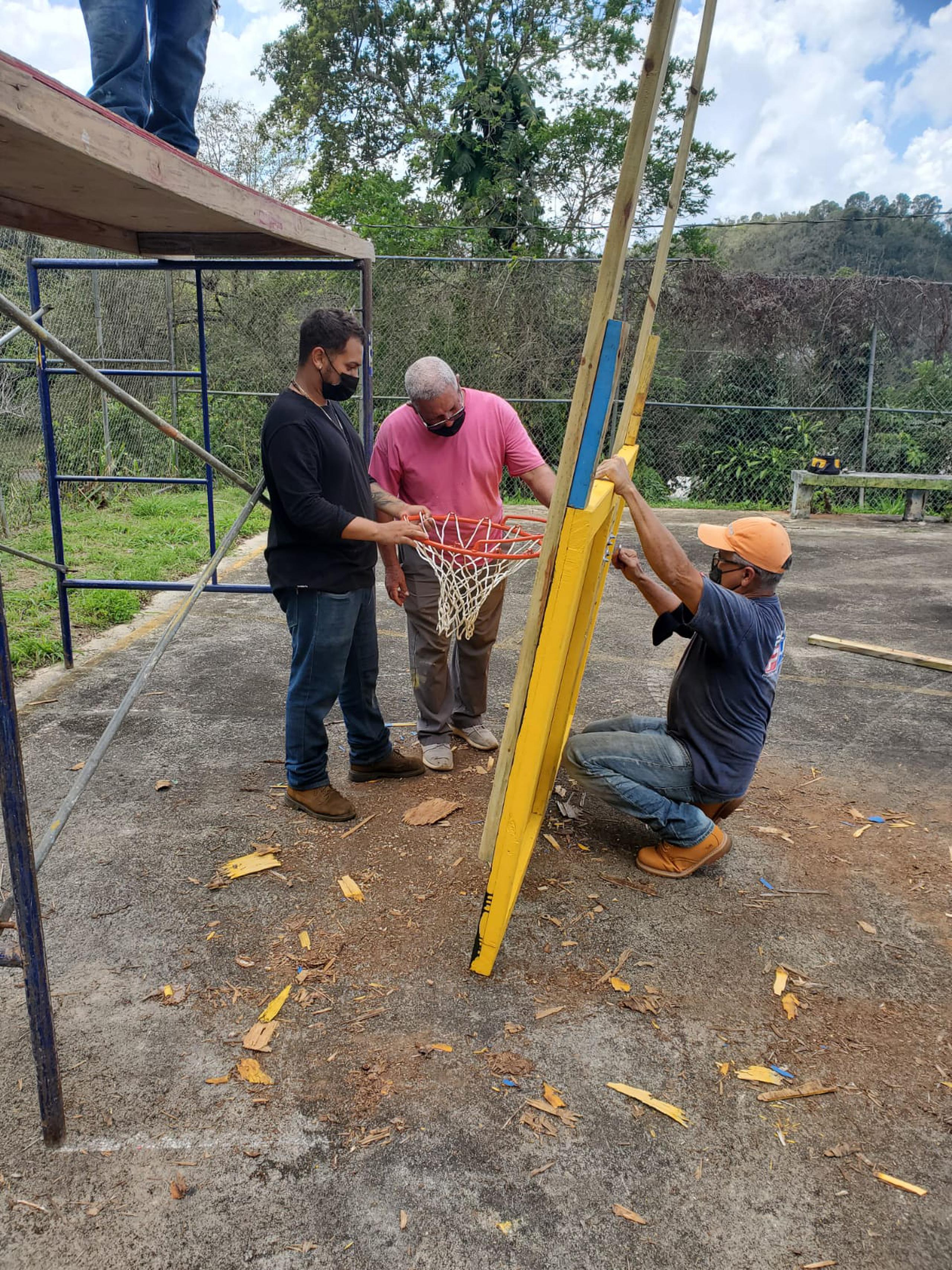 La Oficina de Relaciones con la Comunidad en unión al personal de la Oficina de Recreación y Deportes del Municipio de Arecibo instalaron los canastos de baloncesto de la cancha comunal del sector Los Jobos en el barrio Río Arriba de ese pueblo.