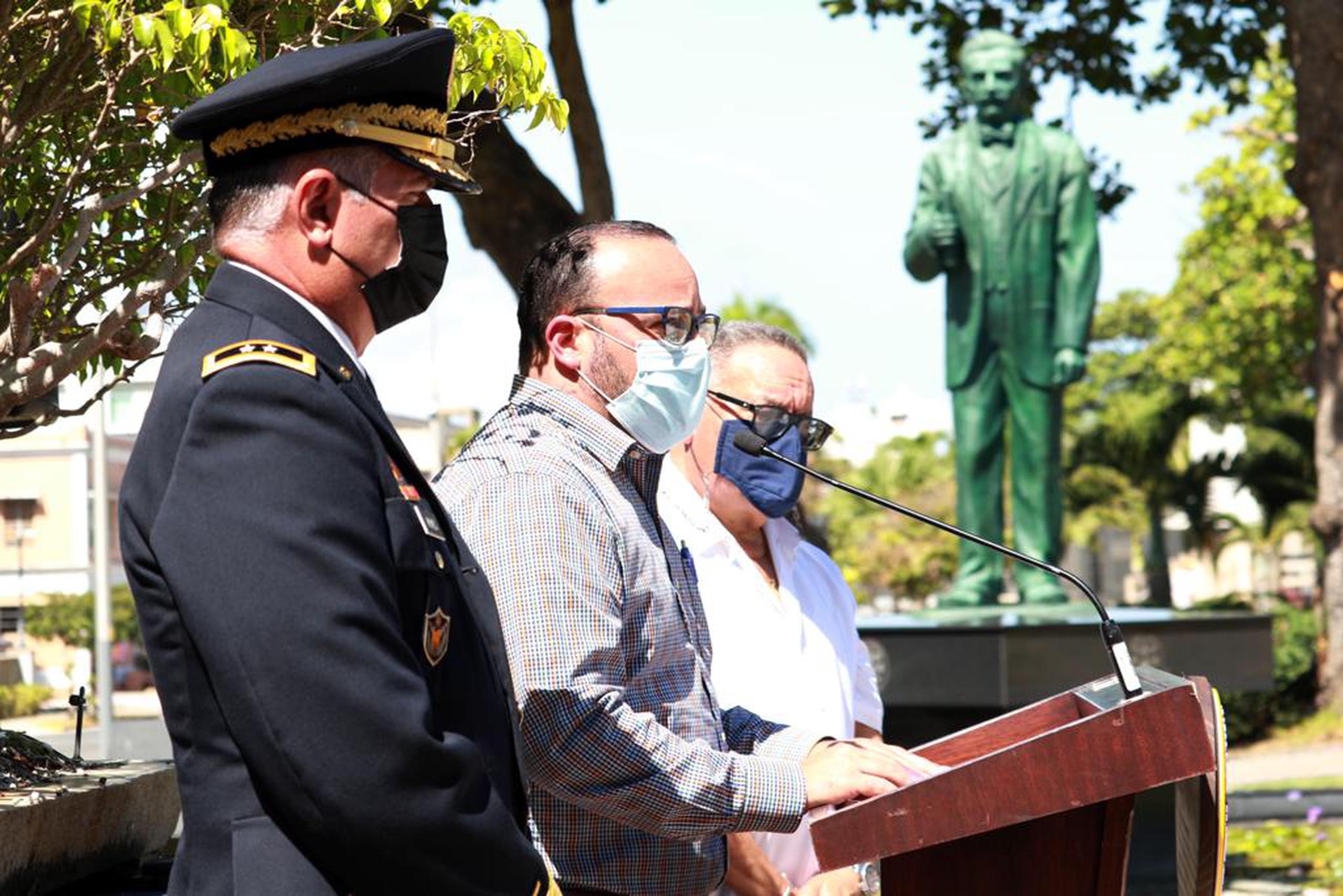 El general José Juan Reyes, ayudante de la Guardia Nacional de Puerto Rico y superintendente del Distrito Capitolino, César Hernández Alfonzo, durante conferencia de prensa sobre los actos de recordación a víctimas de los ataques terroristas del 11 de septiembre.