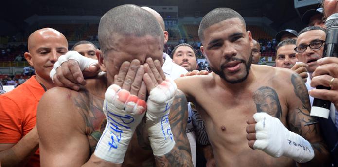 Juanma López posa a la cámara mientras Vázquez Jr. se consuela tras la pelea. (andre.kang@gfrmedia.com)