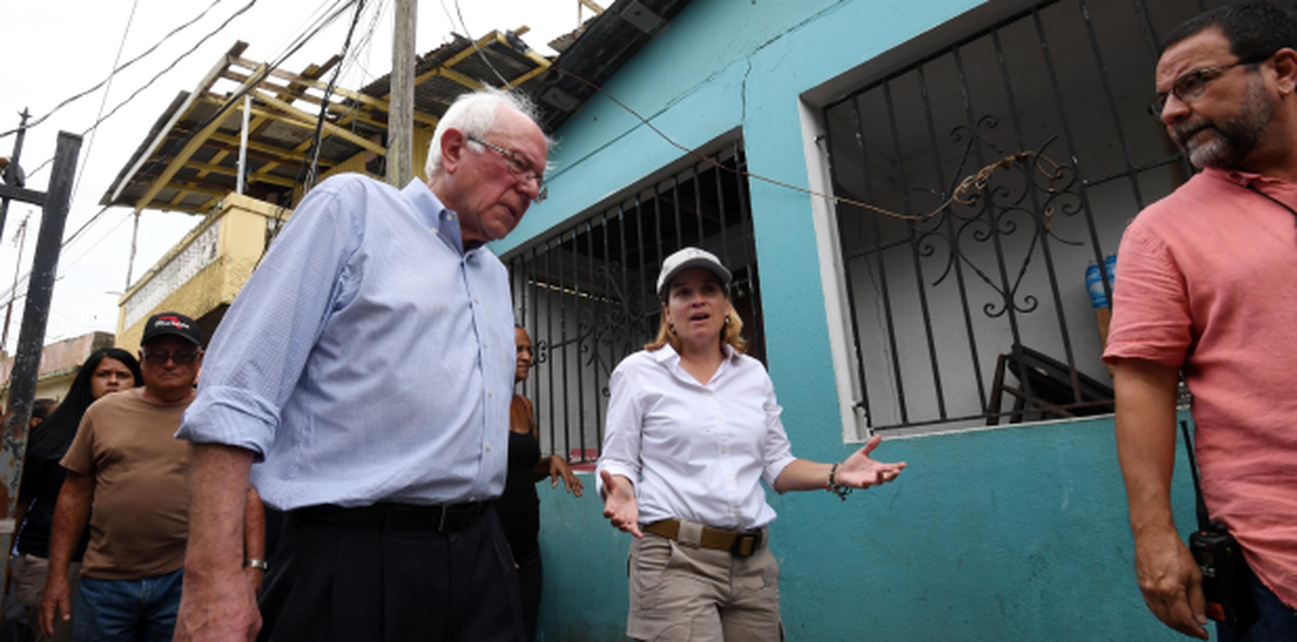 El senador Bernie Sanders recorrió la comunidad de Playita, en San Juan, junto a la alcadesa capitalina Carmen Yulín Cruz. (andre.kang@gfrmedia.com)