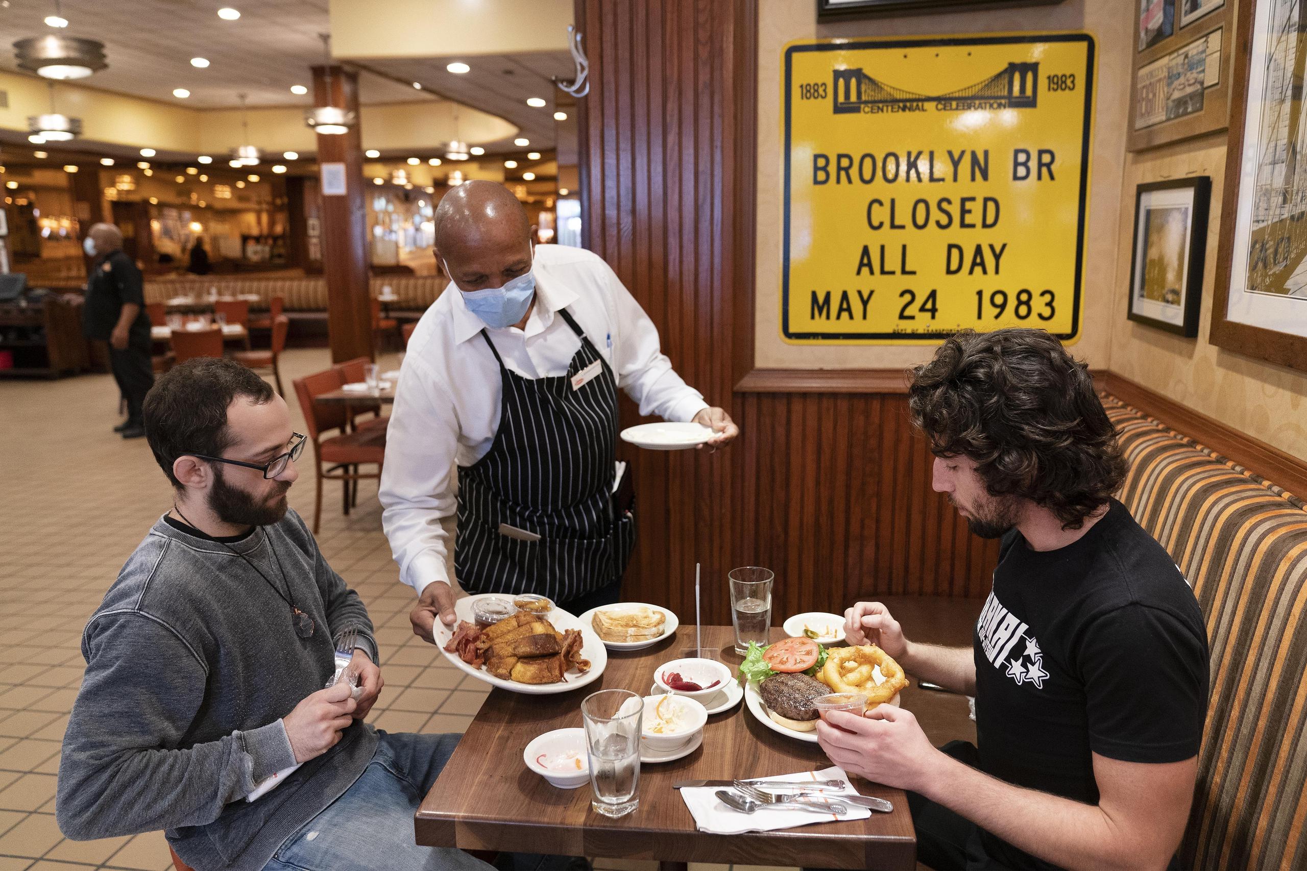 Un camarero sirve el almuerzo en el restaurante Junior's en Nueva York.