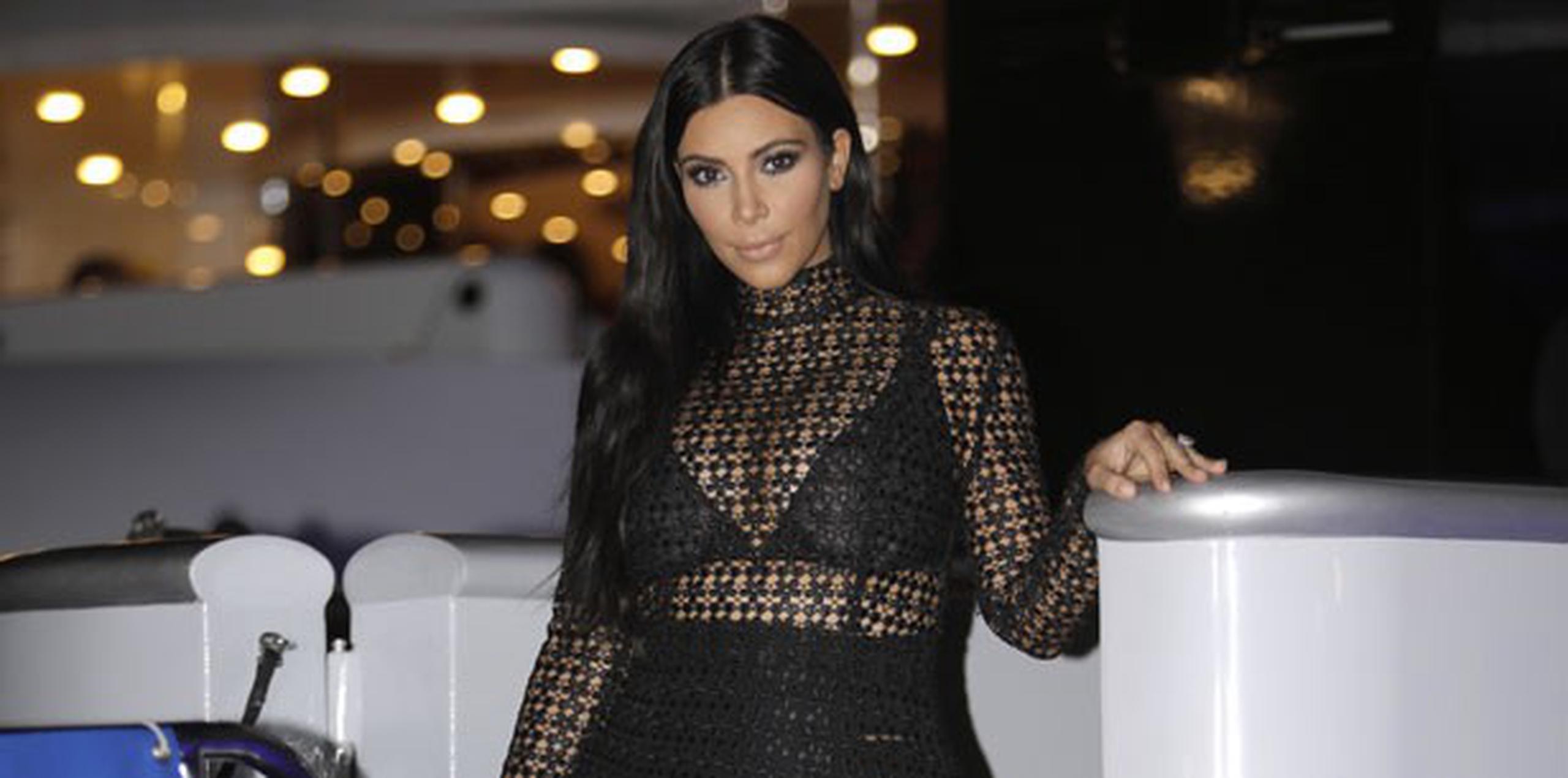 Kardashian tiene marcas de maquillaje, productos para el cabello, perfume y ropa, así como una aplicación muy popular de juego. (AP Photo/Lionel Cironneau)
