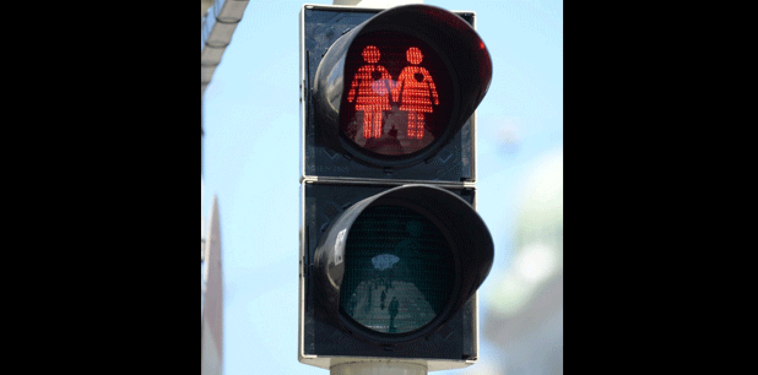 Establecidas recientemente en 47 intersecciones, iban a ser retiradas en junio, al término de varios eventos amigables para los homosexuales. Pero la concejal de Viena Maria Vassilakou, responsable de cuestiones vinculadas al tránsito, dijo que las señales se quedarán. (EFE)