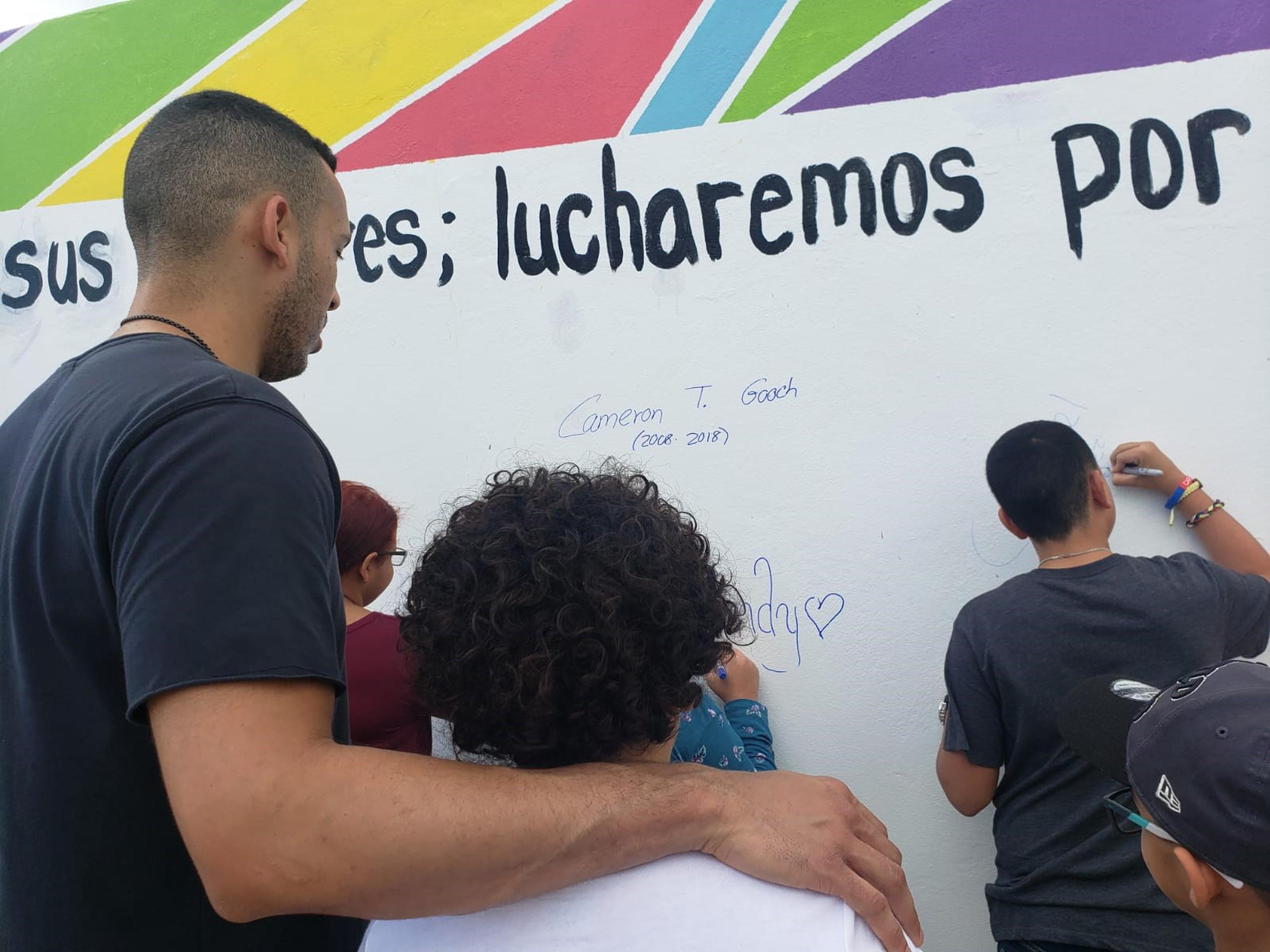 El mural tiene una parte en la que se podrán escribir los nombres de niños que luchan con la enfermedad o han muerto por causa de ella. (Sandra Torres)