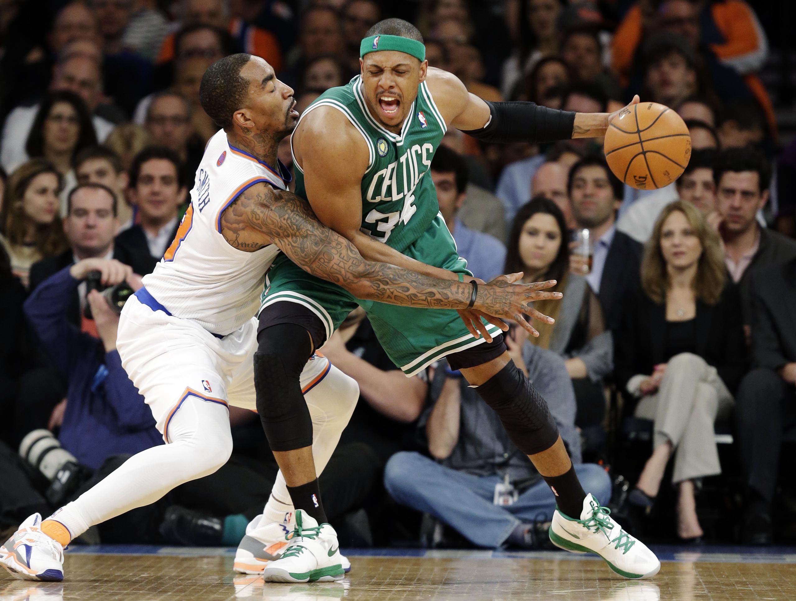 El excanastero de los Celtics de Boston, Paul Pierce, con el balón, encabeza el grupo de la Clase 2021 del Salón de la Fama del Baloncesto que será exaltada en septiembre.