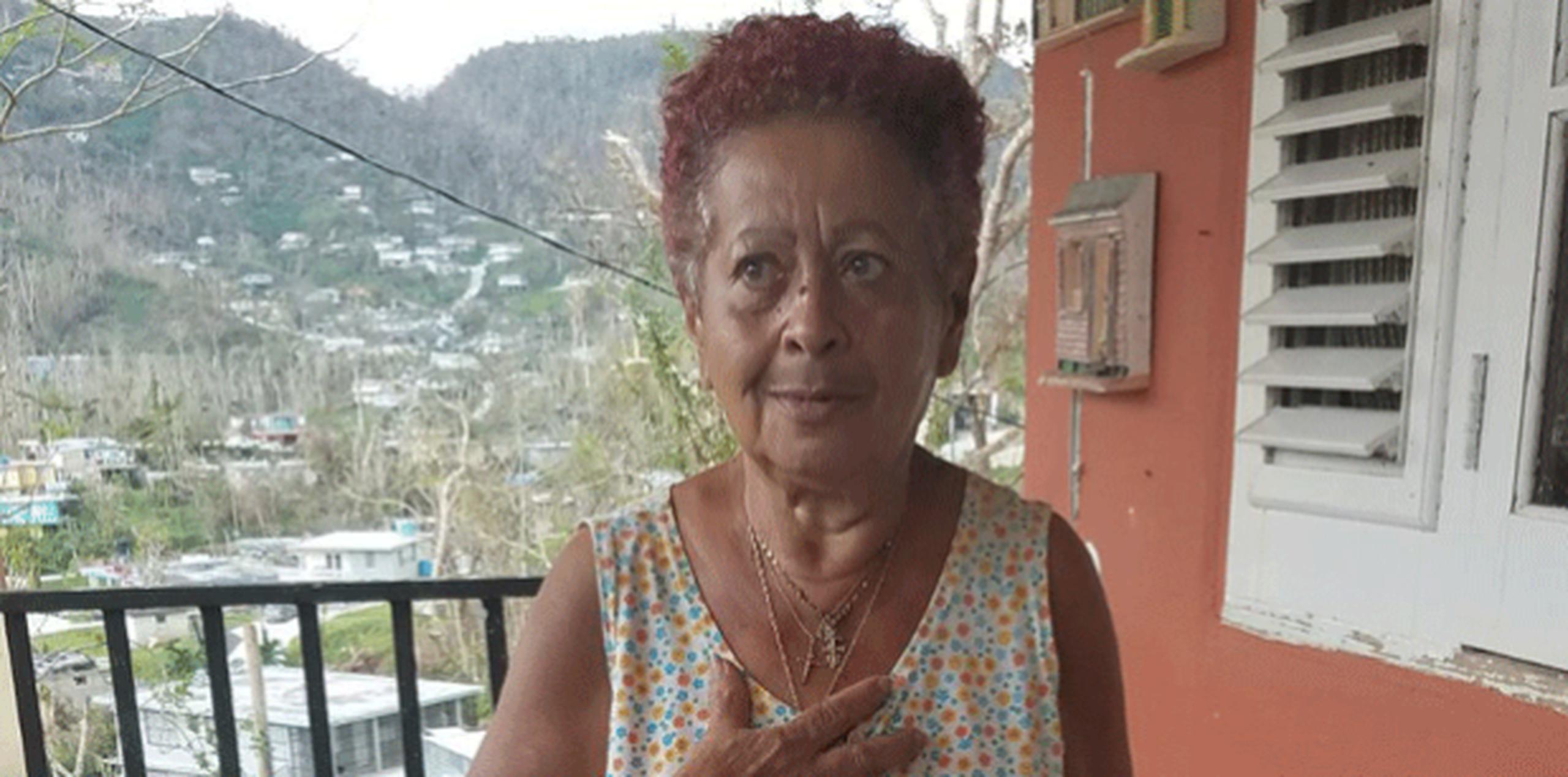 Doña Nydia, que padece de diabetes y casi no puede caminar, exhortó al alcalde a darse la vuelta por las comunidades. (femmy.irizarry@gfrmedia.com)