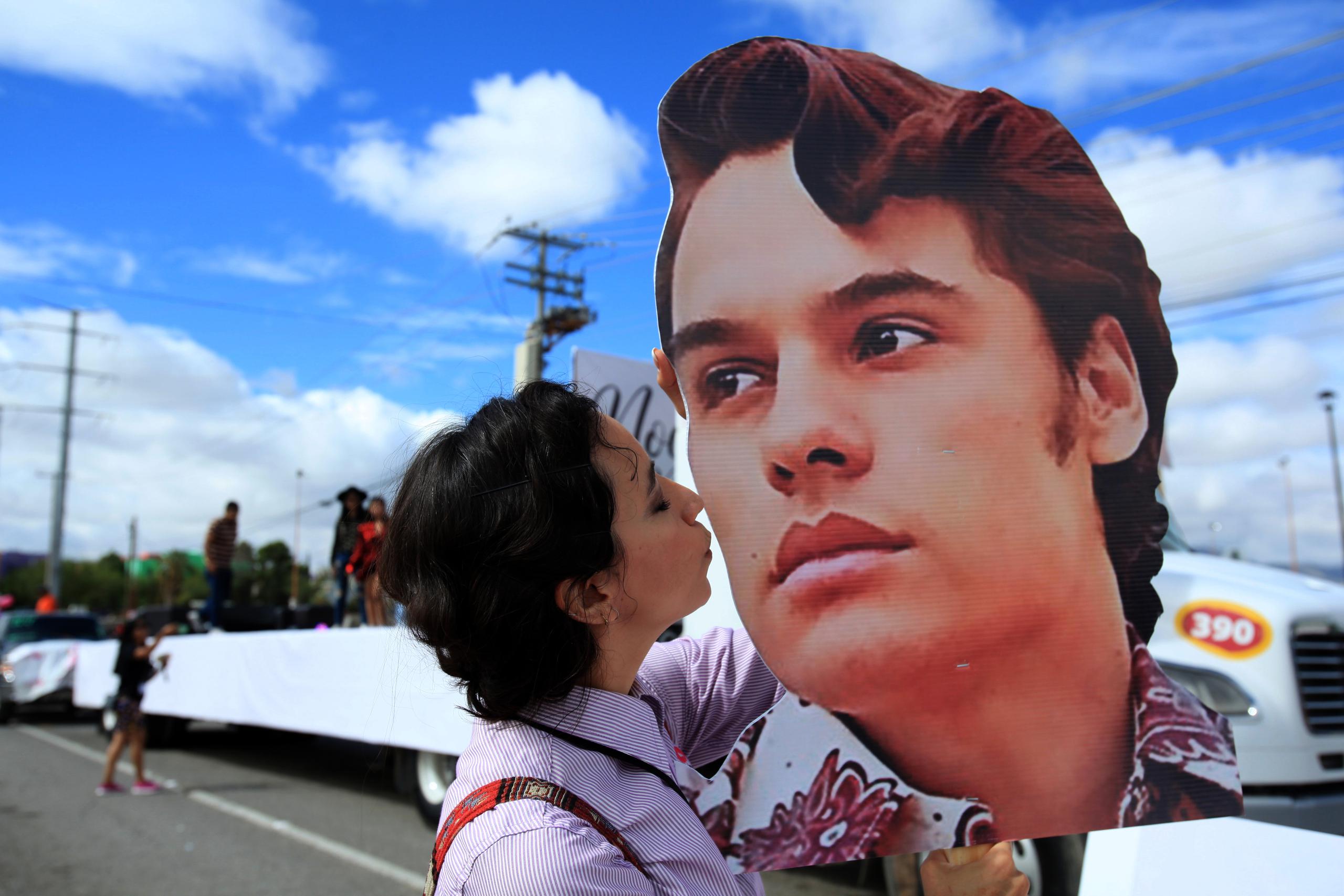 Ciudadanos en Ciudad Juárez rinden homenaje con un desfile alegórico al fallecido cantante mexicano Juan Gabriel previo a su sexto aniversario luctuoso.