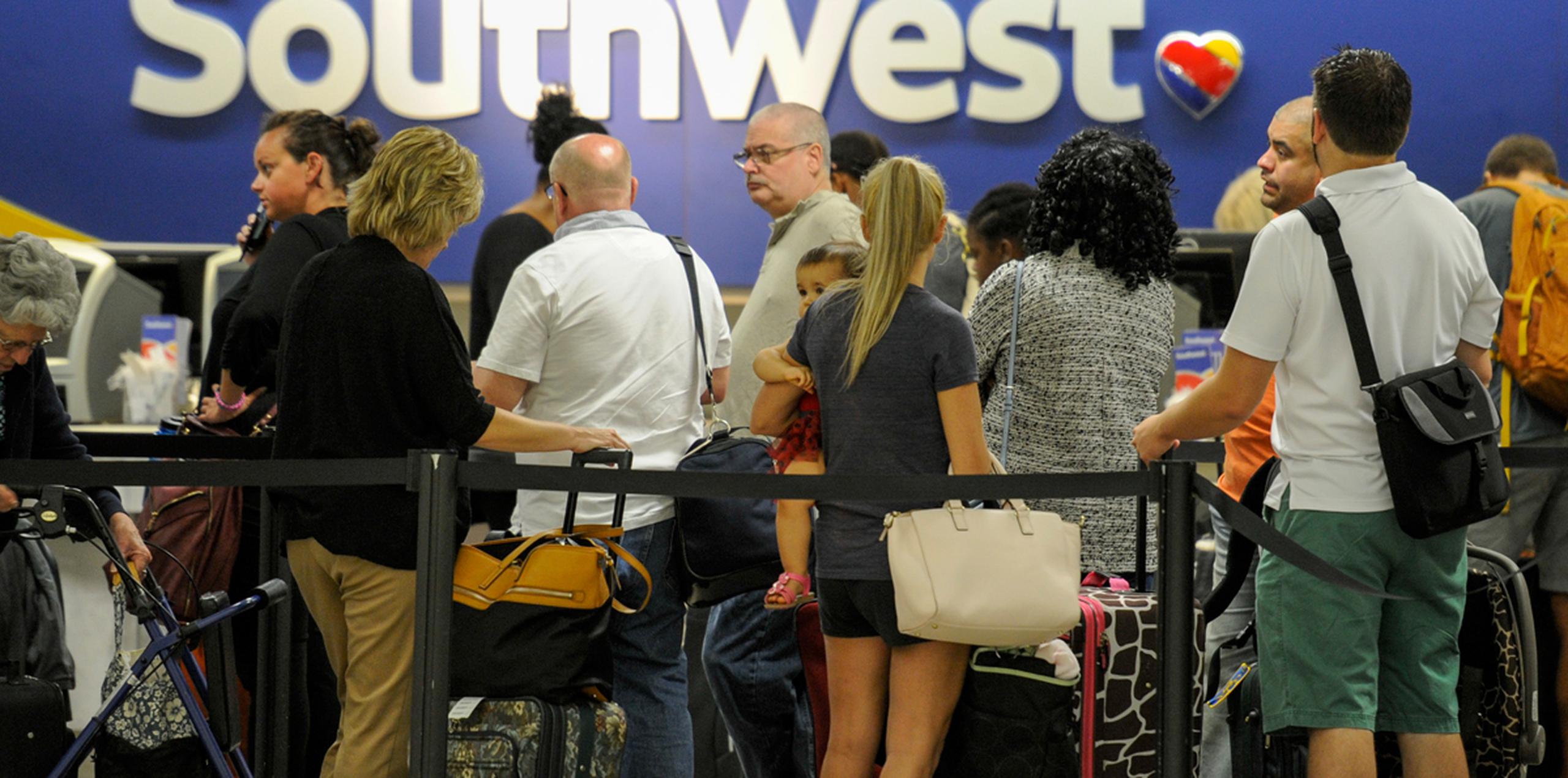 Muchos residentes de Tampa y Miami ya han tomado vuelos fuera de la zona que se espera sea impactada este fin de semana. (AP)