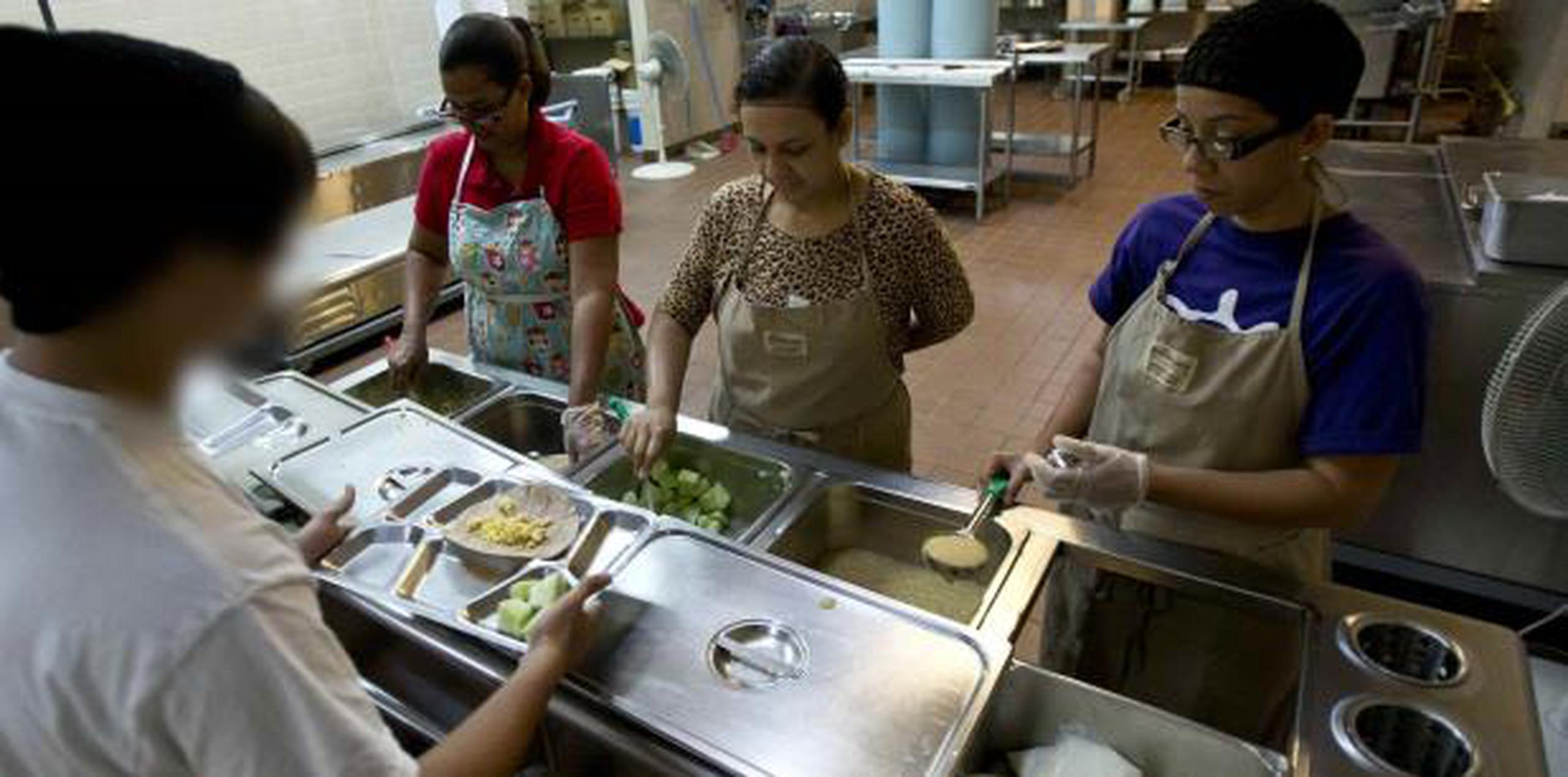Un estudiante recibe alimentos en un comedor escolar. (Archivo)