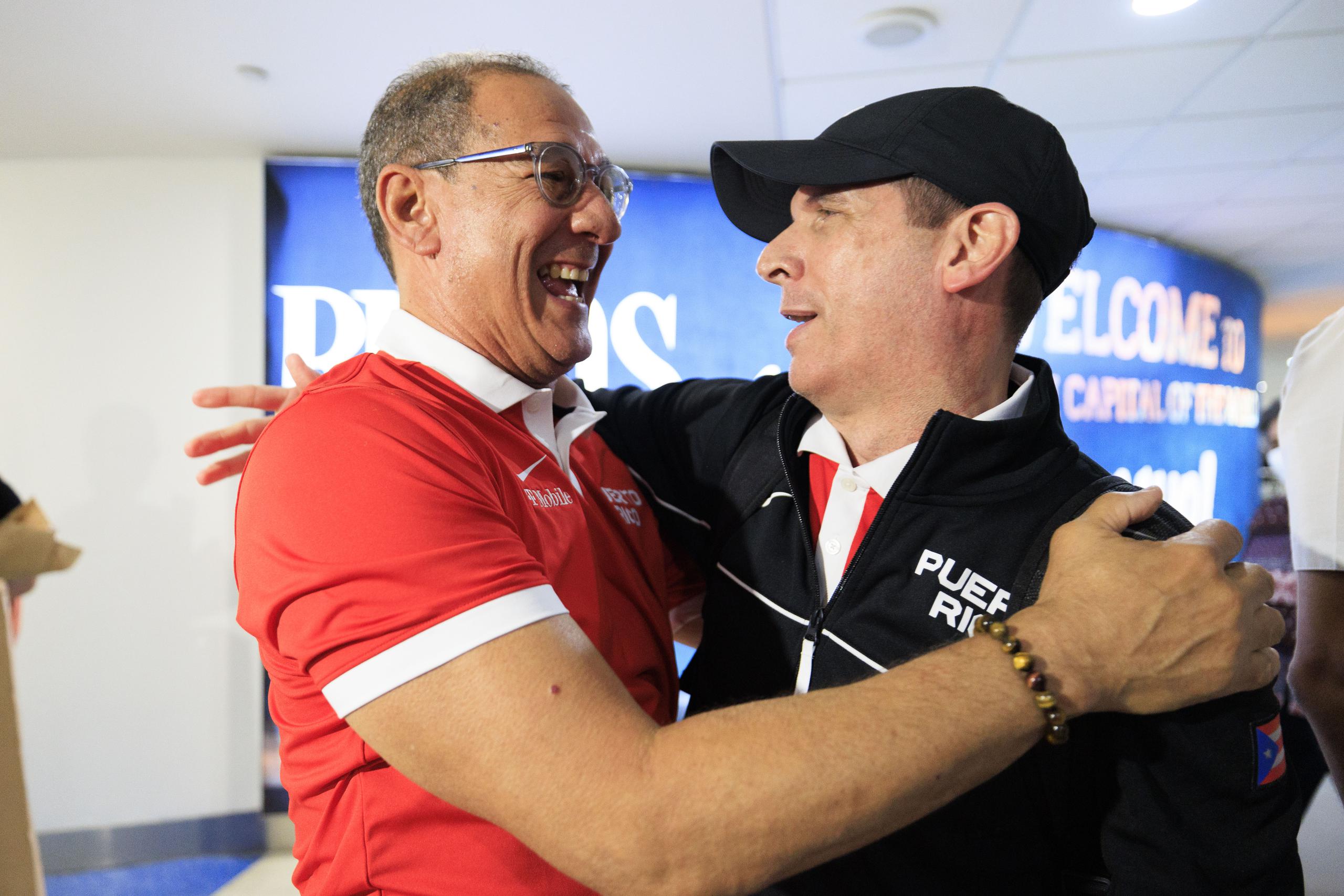 Mundi Báez abraza al piloto nacional Jerry Batista a su llegada a Puerto Rico.