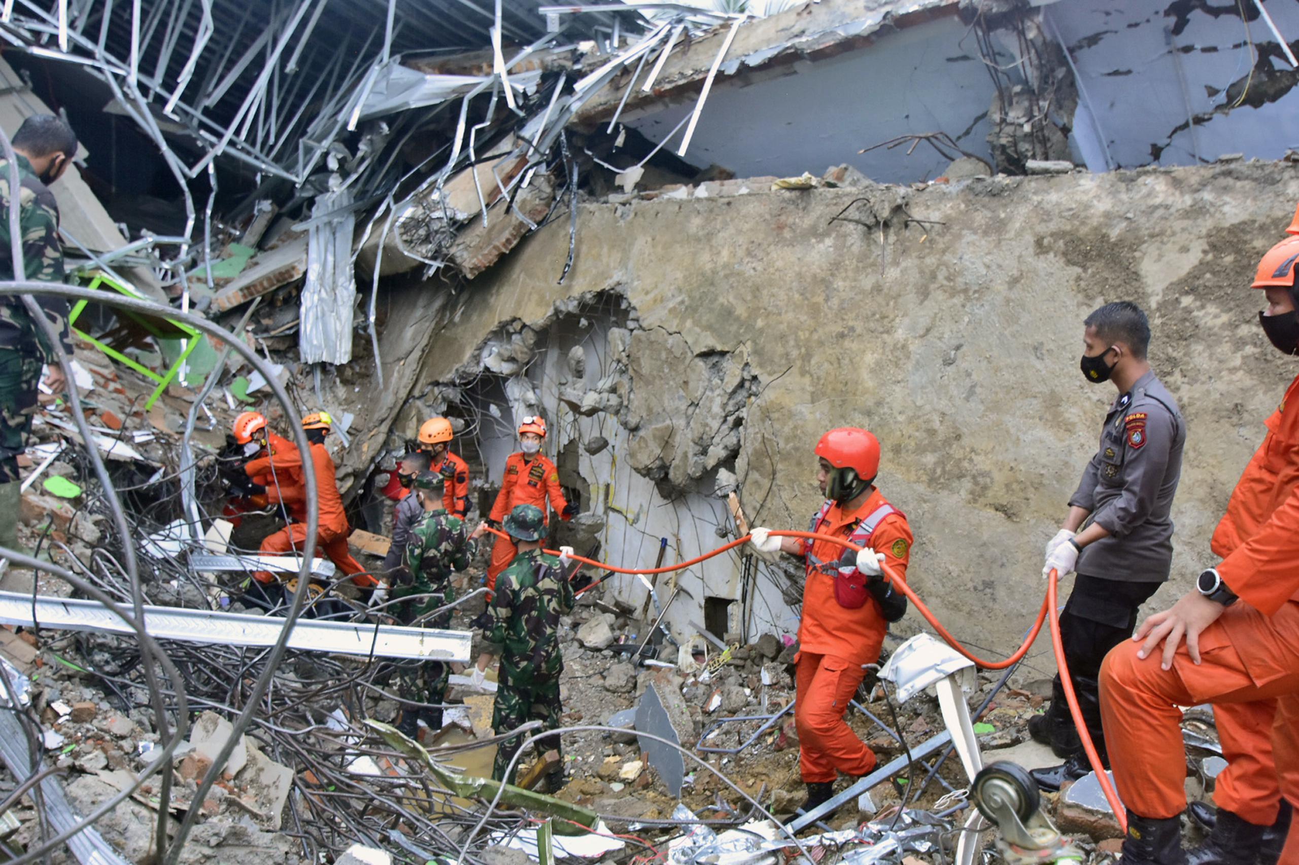 Rescatistas buscan sobrevivientes en las ruinas de un edificio gubernamental que se derrumbó durante el terremoto.