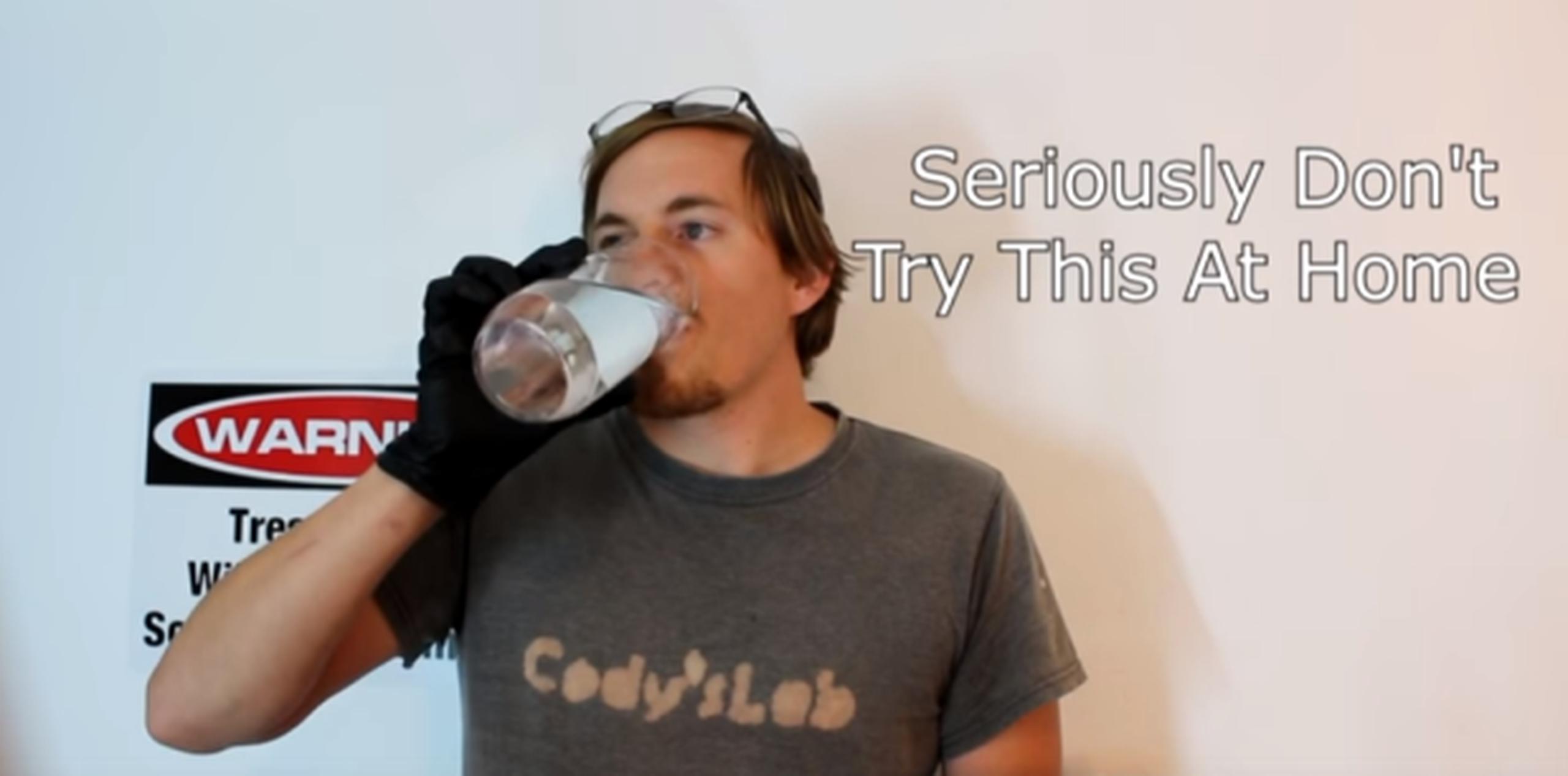 Cody aclara que lo que hace venenoso al cianuro es la cantidad administrada en la dosis y no la sustancia en sí misma. (YouTube / Cody'sLab)