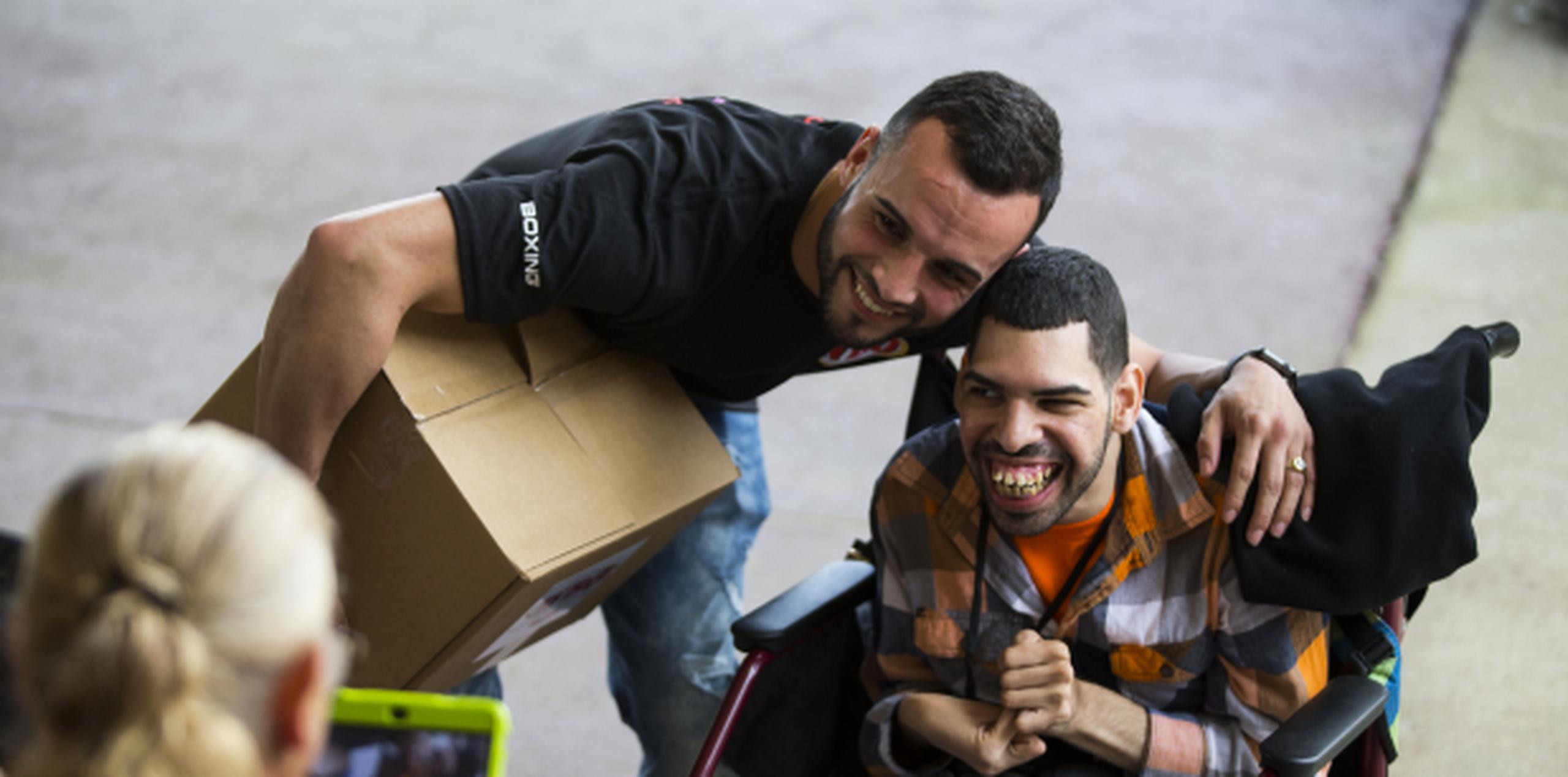 Alberto Zayas recibió un abrazo de parte de Pitufo en la entrega de regalos y suministros. (tonito.zayas@gfrmedia.com)