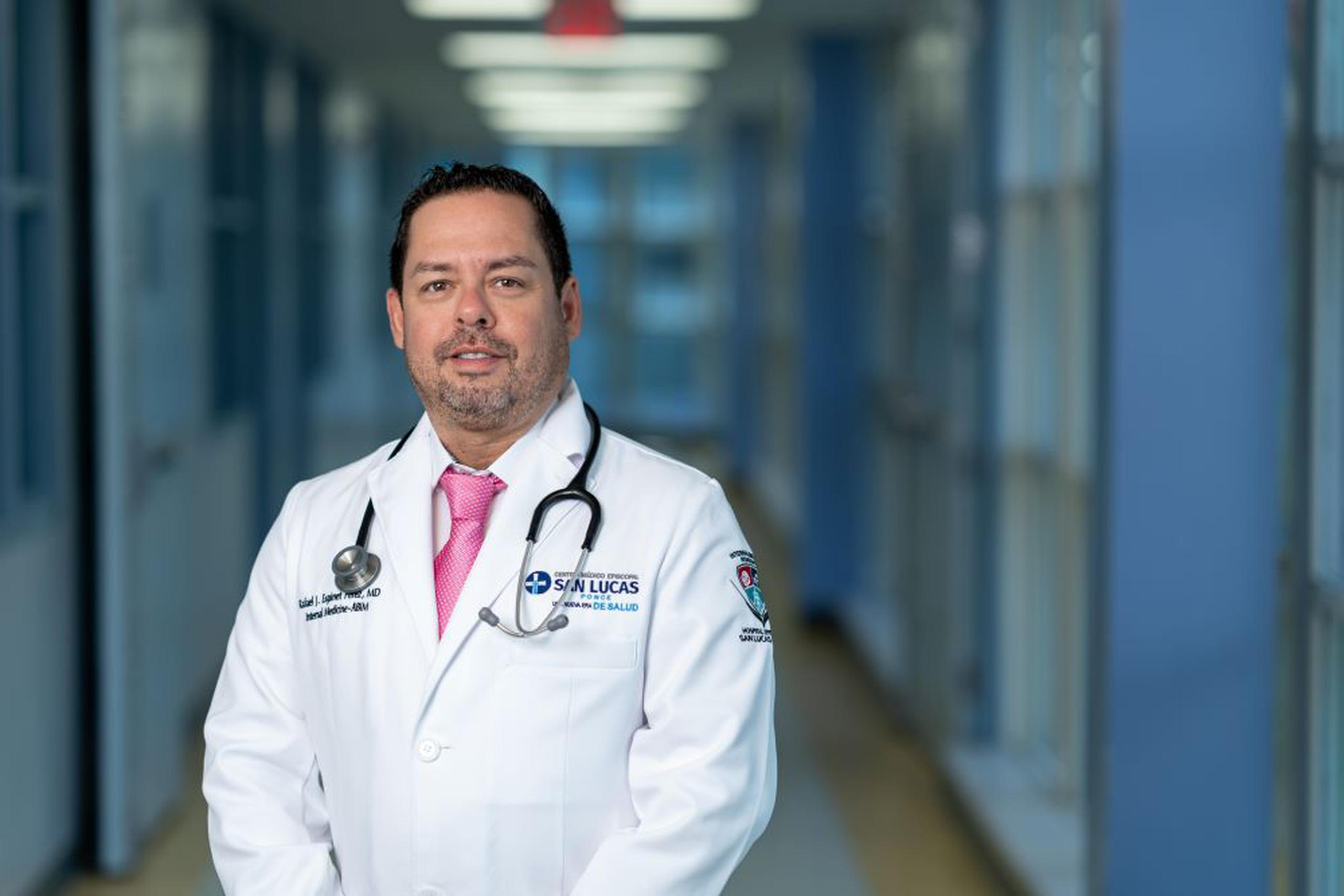 El doctor Rafael Espinet Pérez, médico internista en el Centro Médico Episcopal San Lucas.