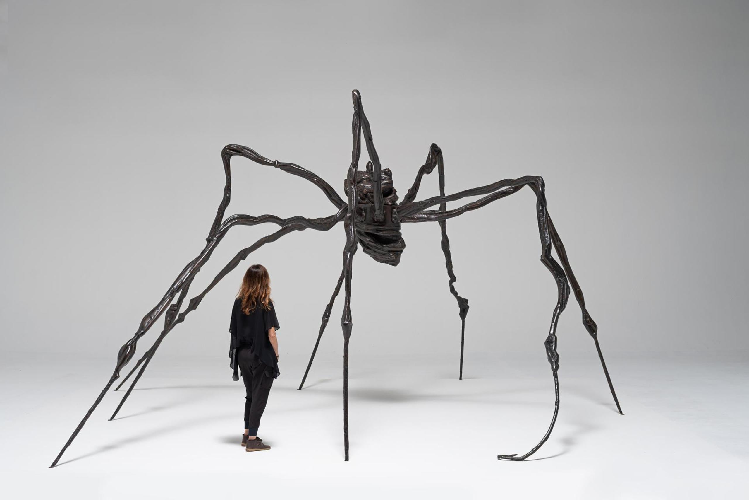 Fotografía cedida por Sotheby's donde se muestra la obra "Spider" de la artista francoestadounidense Louise Bourgeois, que se vendió por 32.8 millones de dólares en una subasta en Nueva York y se convirtió en su obra más cara.
