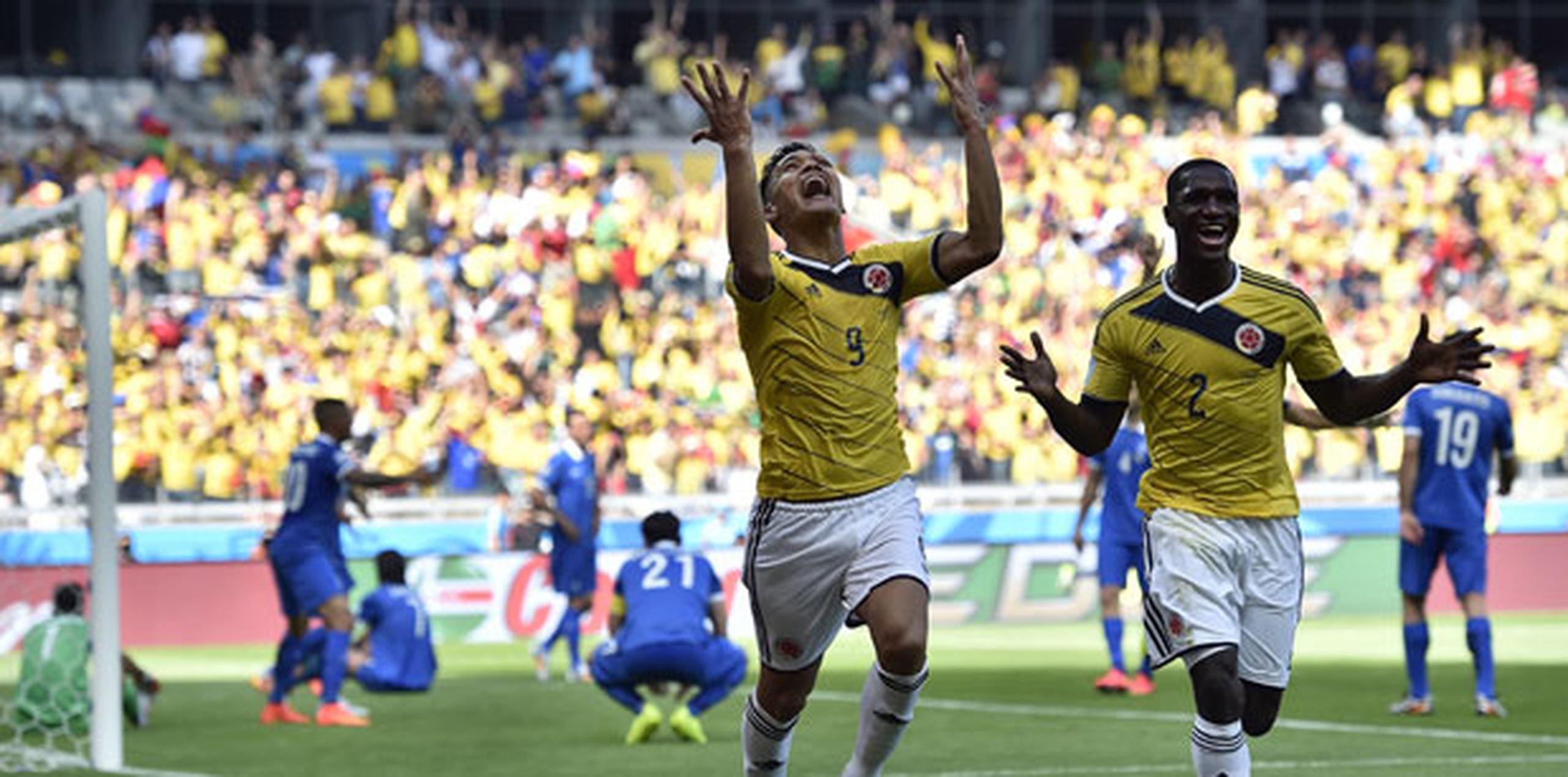 Colombia goleó hoy a Grecia, 3-0, en el primer partido de la jornada sabatina del Mundial de Brasil 2014 en el estadio Mineirao de Belo Horizonte, una jornada que dejó a toda una nación de fiesta. (AP)
