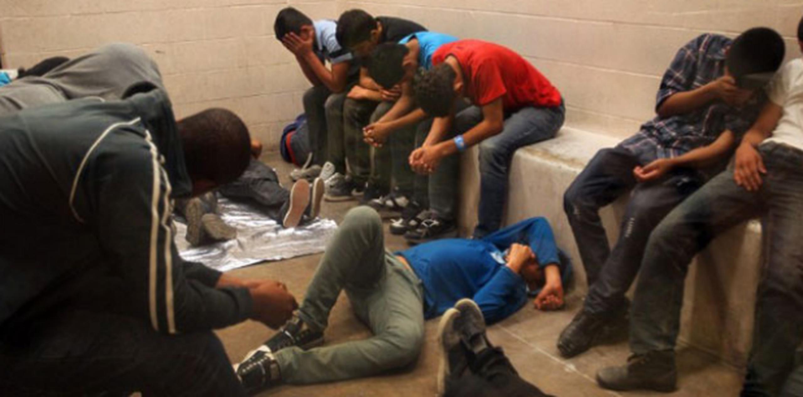 Grupo de inmigrantes detenidos mientras cruzaban la frontera con Estados Unidos, en McAllen Border Patrol Station en McAllen, Texas. (AP)