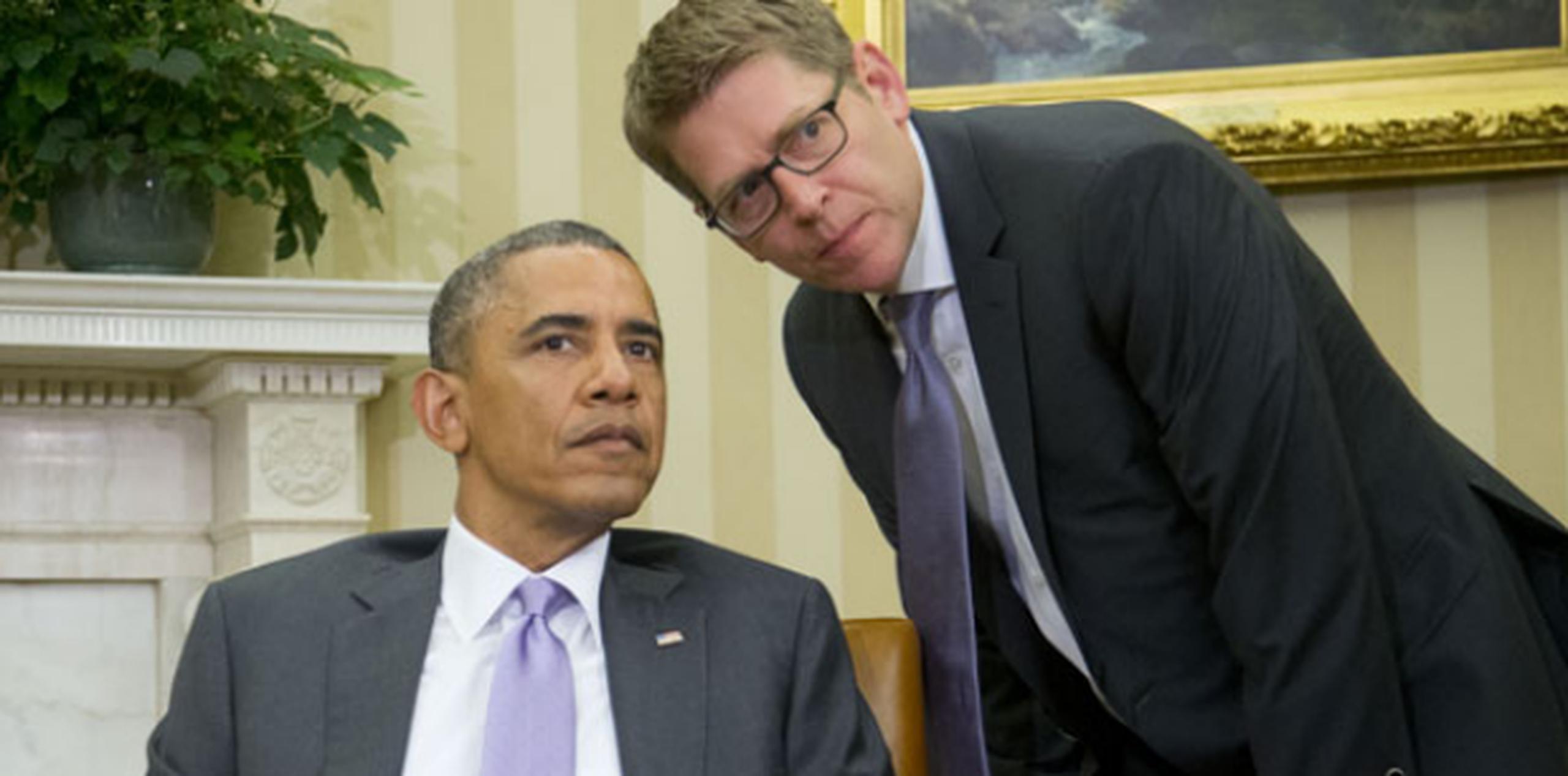 Barack Obama y Jay Carney, secretario de prensa de la Casa Blanca. (AP)