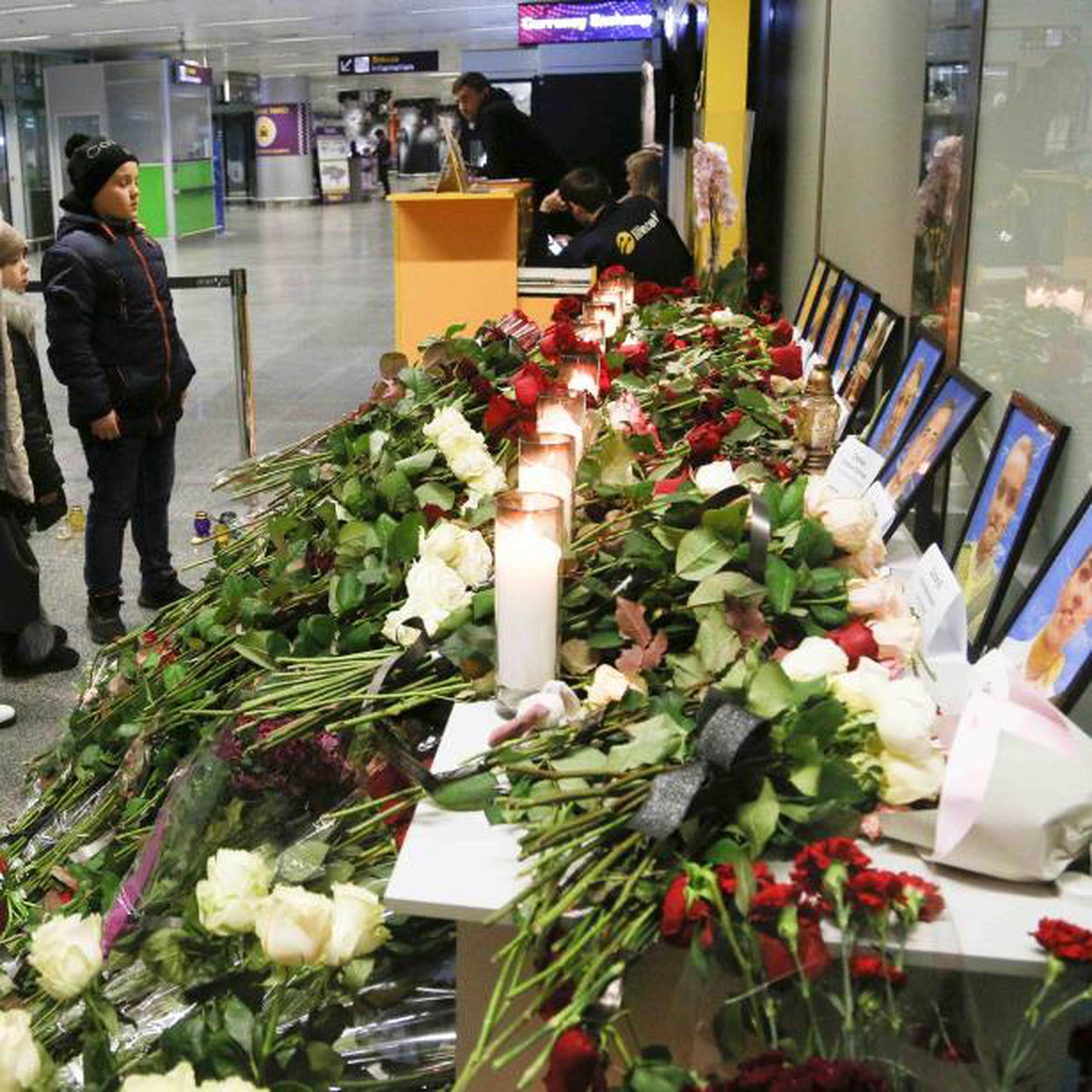 A bordo de la aeronave accidentada viajaban 167 pasajeros y nueve miembros de la tripulación de varios países, incluyendo 82 iraníes, al menos 63 canadienses y 11 ucranianos, según las autoridades. (AP)