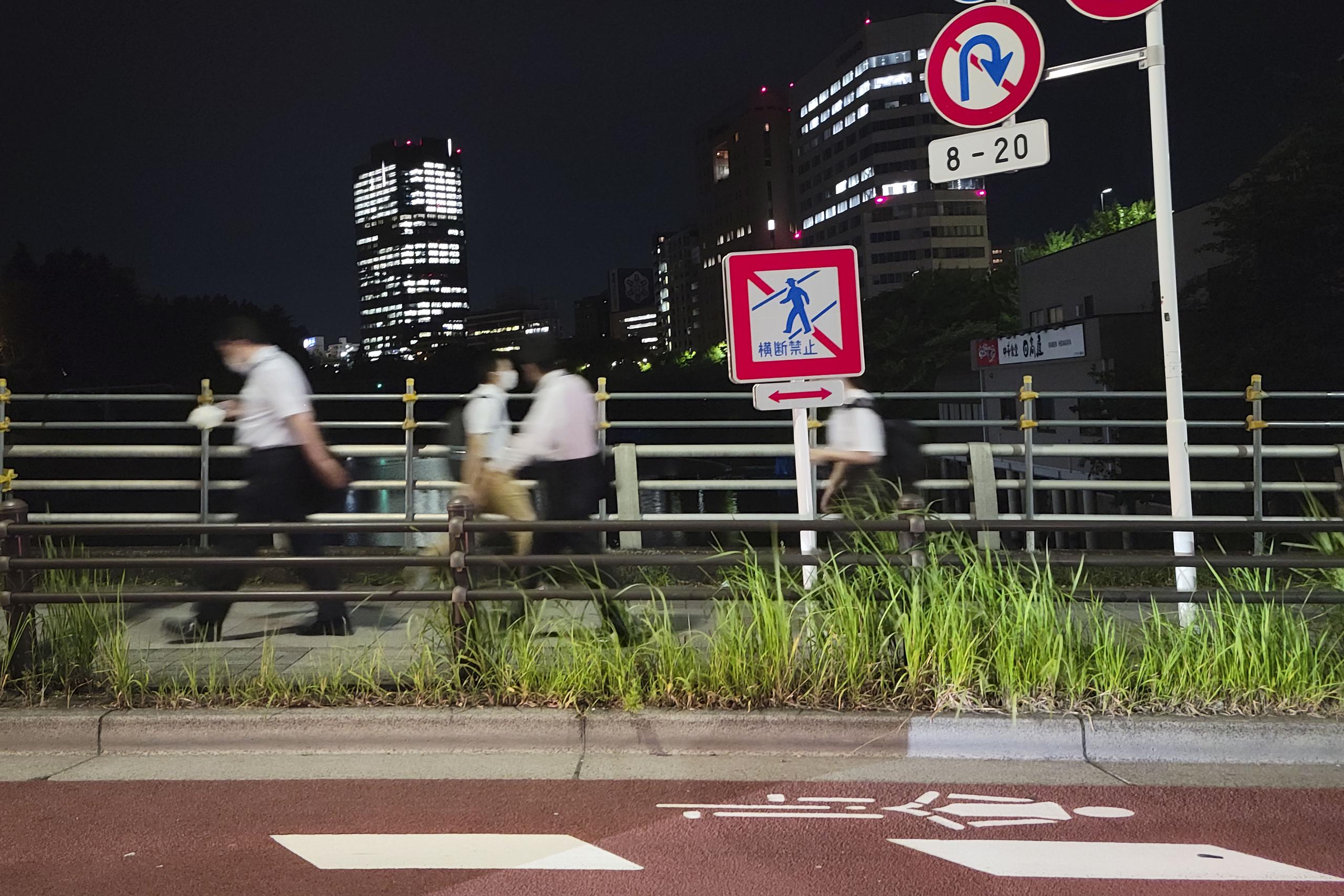 En Japón, al parecer, los locales no quieren nada que ver con los Juegos Olímpicos. La seguridad nacional previene incluso cruces entre peatones y extranjeros.
